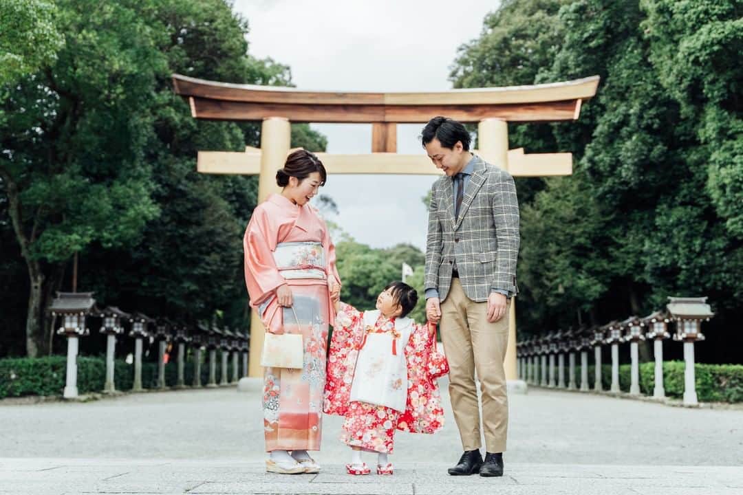 Photream-こどもと家族の成長写真-のインスタグラム：「鳥居の目の前で七五三らしい 自然な表情の写真を残そう🍃📷 - 【七五三予約受付中！】 出張撮影で、自然な瞬間をたくさん残しませんか？ お気軽にお問い合わせください☺️ - 【七五三をご検討中の方】 👑1回記念プラン お好きな場所に出張撮影　データ100枚以上のみ　24,800円  👘七五三限定プラン データ100枚以上にフォトブック2冊がついた限定プラン　39,800円　 - 【お宮参りをご検討中の方】 👑1回記念プラン お好きな場所に出張撮影　データ100枚以上　24,800円  💎3回成長プラン　 データ100枚以上×3 　59,800円（2.5回分の料金で3回撮影） 🤰🤱👨‍👩‍👧マタニティやお宮参り、ハーフバースデー、バースデーと家族の成長ストーリーをお得に撮影される方にオススメです✨ - - - #フォトリ #七五三  #家族写真のすすめ  #出張撮影 #ロケーションフォト #関東ママ #関西ママ #七五三撮影  #フォトスタジオ #ママカメラ #新米ママ #七五三3歳  #2020生まれ #インスタキッズ #ママリ #コドモノ #子どものいる暮らし #令和ベビー #女の子ママ #男の子ママ #おしゃれきっず #キッズコーデ #キッズファッション  #ままのて #お宮参り  #女の子ベビー #七五三ヘア  #家族写真 #753」
