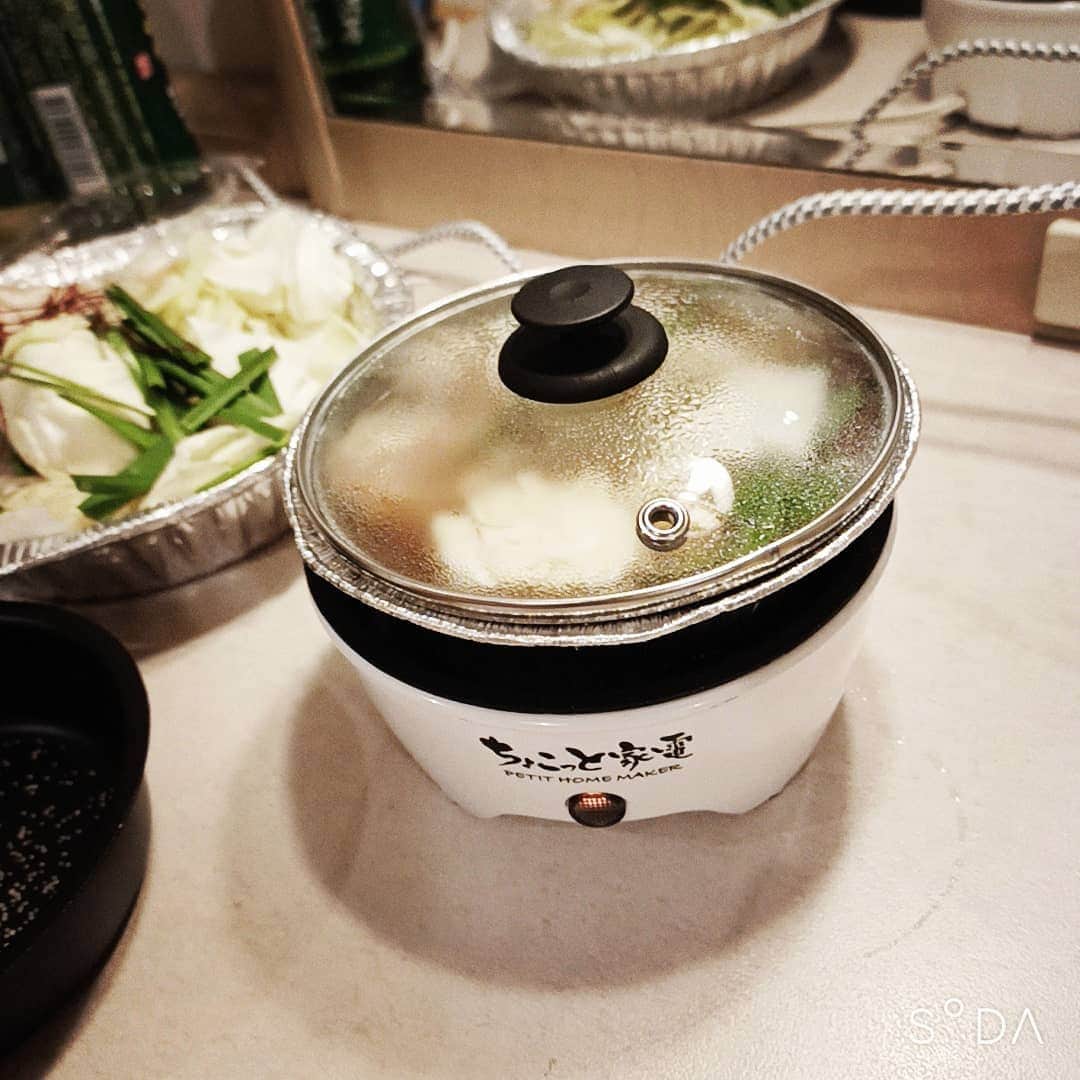 松本隆博のインスタグラム：「。 いやぁ、、ヤバいこれ。 …全くの計画外の、思い付き。 の、企画(￣▽￣;)。  実は今、都内ホテルに泊まって ます。イベント12件程月末まで させて頂き、来月はね車中泊！ (˙◁˙)冬の車中泊はテンション あがるんだよ実は(~0~)(^-^)。 楽しみなんだ。 でね、その時に新しい調理器具 を買いまして、それはたった1400円。そしてポタ電(ポータブル電源) でも加熱するという、独り鍋。 これをAmazonで買いまして、 受取りを都内で受け取ると。 (便利な世の中だねー)、、 そこで思い付いた！  仕事も終え、クーポンで晩飯 食べようと外へ出たんだけど、 ちょっと待てよ！と…この受け取った1人鍋機器は、ホテルの部屋 で使えるんじゃねー？(˙◁˙)  それは試してみたいと！ 思うや否や、、外食やめて、 食材買いにスーパーへ！  もつ鍋と、焼きそば。  麦酒、焼酎、ハイボール。  (*˘︶˘*).｡.:*♡  いやーーーーーーー 大正解！これはなかなか 良いわー、そもそも独りで 外食は寂しいしさ、それなら ホテルで、鍋をすると！ (~0~)(˙◁˙)  いやーーー、これ。 車中泊用に買ったものだけど、 これ、これからも泊まる時には 持って行こうかな？(~0~)  わーー、焼肉とかもして みたいぞワレーーー(˙◁˙)  Amazonでもう1つ、ポチリ ましたとさ(~0~)(^-^)  ～人生遊歩道～」