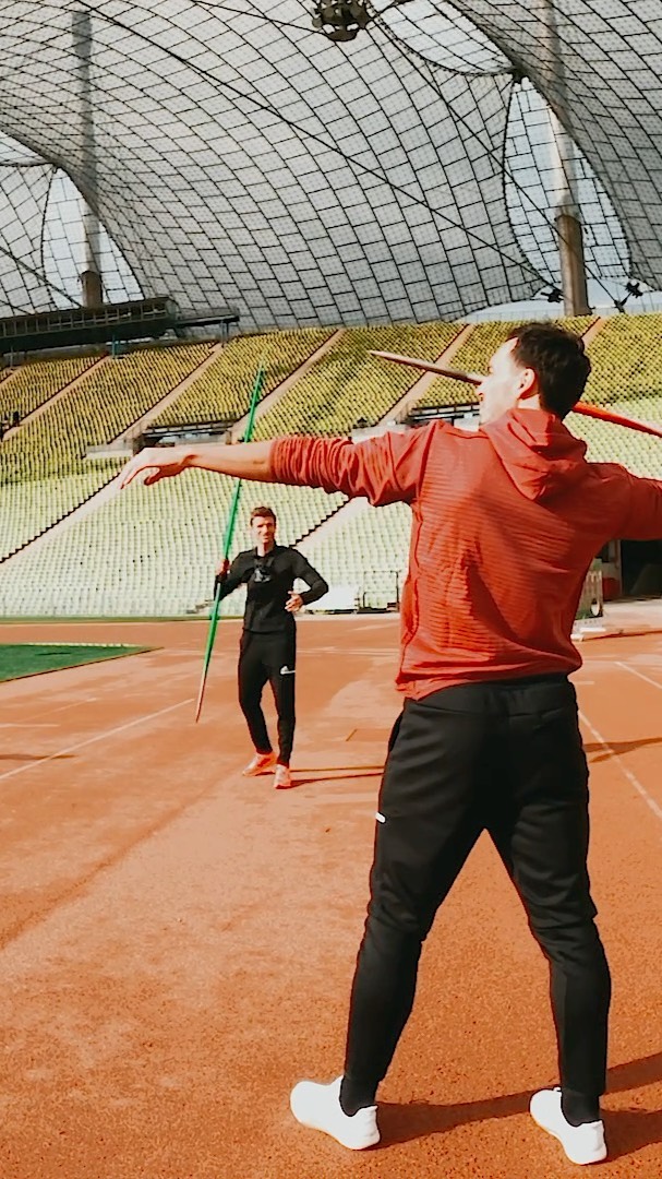 マッツ・フメルスのインスタグラム：「Und hier gibt’s #ThoMats Speerwurf, Teil 2! Wir bleiben wohl besser beim Fußball... @esmuellert 😅 Danke an der Stelle an @thomasroehler 🤝」