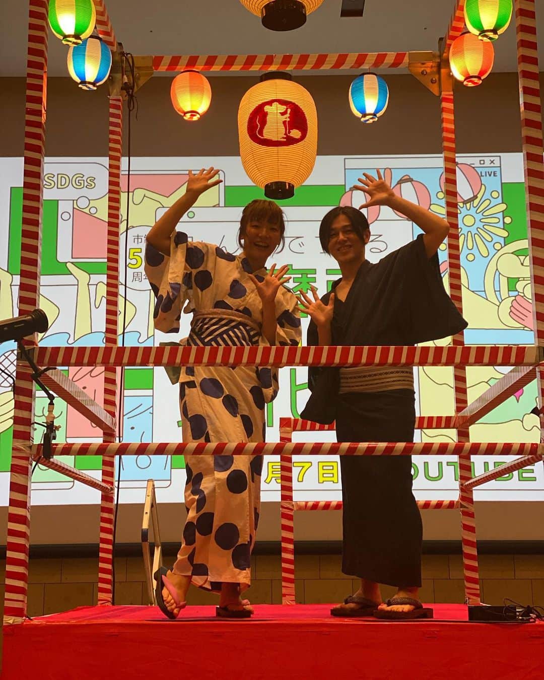 DE DE MOUSEのインスタグラム：「先週土曜の多摩市ONLINE文化祭で、ホナガヨウコさんとオンライン盆踊りでした なんだかんだで盆踊り始めて6年毎年盆踊りやってきて、今年はなんとキティさんとぐでたまさんまで参加して、ぼくの曲に合わせて踊っていたし、ぼくのワガママで急遽参加者の皆さんをお呼びして皆で踊れて大団円でした  #dédémouse #dedemouse #デデマウス #電電鼠 #ホナガヨウコ #キティちゃん #ぐでたま #多摩市 #盆踊り」