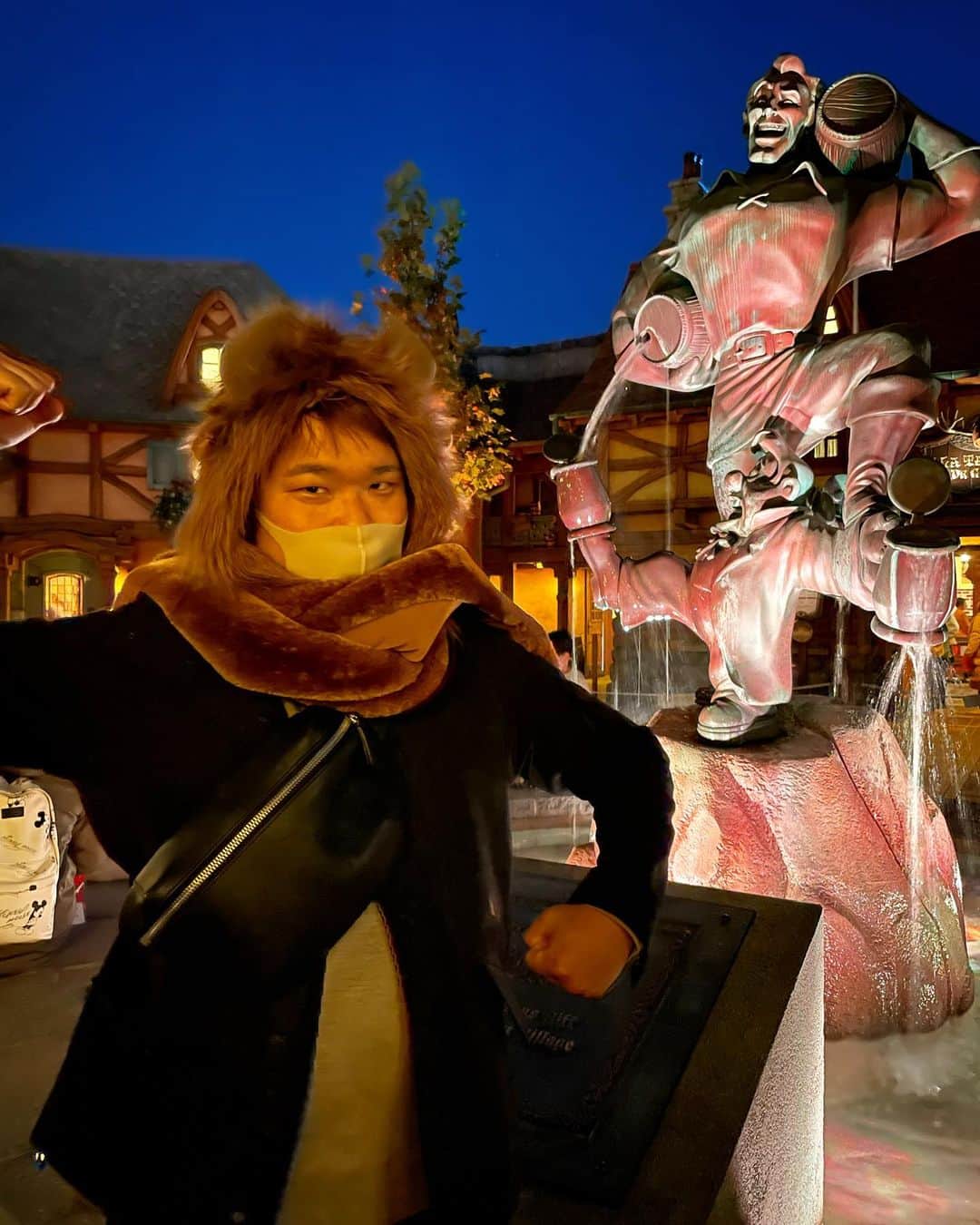 トミックのインスタグラム：「久しぶりにディズニーランド🏰🐭  #トミスタj #トミック #youtuber #ディズニーランド #美女と野獣エリア  #初めてここのエリアきた #頭のかぶりものは野獣」