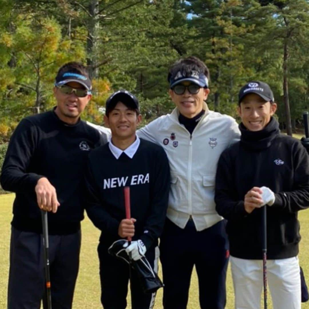 星野英正のインスタグラム：「今日は琵琶湖ゴルフ倶楽部でのラウンド 🏌️‍♂️ 、 競馬界の有名🏇騎手🐴 藤岡祐介君と浜中俊君😆 、 お二人共ゴルフに対して熱心で 楽しく回らせて頂きました♪ 、 祐介君は熱心に色々と聞いてきたり、また競馬の話もしてくれて、親切、丁寧な好青年でした😌 俊君はやる気と口は絶好調🤣 超面白キャラでいっぱい笑わせてもらった🤪 、 YouTube「俺に任せろ」も見て頂いてる見たいで🤣 逆に2人はYouTubeに出たいって事だったので後日撮影予定❗️ 、 間違い無く面白い撮影になるね〜🤣 楽しみ⤴️ 、 、 、 #日本中央競馬#ジョッキー#競馬騎手#競馬#藤岡祐介#浜中俊#琵琶湖ゴルフ倶楽部#ゴルフ#」