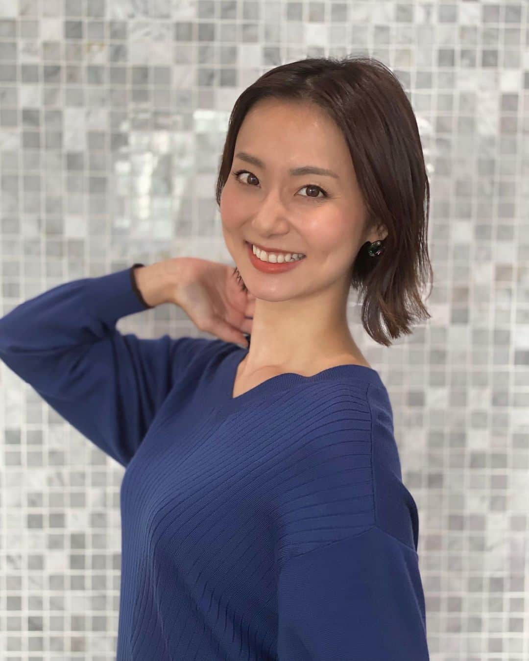 のインスタグラム：「﻿ ﻿ こんばんは〜﻿ 今日は「ワイド！スクランブル」でした。﻿ 次は金曜に出演します🤗﻿ ﻿ #ootd﻿ #Top ... #Harriss﻿ #Pants ... #HARRIISSGRACE﻿ #Earing ... #Ayu_accessory﻿ ﻿ 裾と袖が黒のパイピングで可愛いニット☺️﻿ オンエアでは前だけインしましたよ〜﻿ ﻿ #テレビ朝日 #アナウンサー #本間智恵 #衣装 #アナウンサー衣装 #Vネックリブニット #ビッグチェックパンツ #大粒スワロフスキーピアス #冬コーデ」
