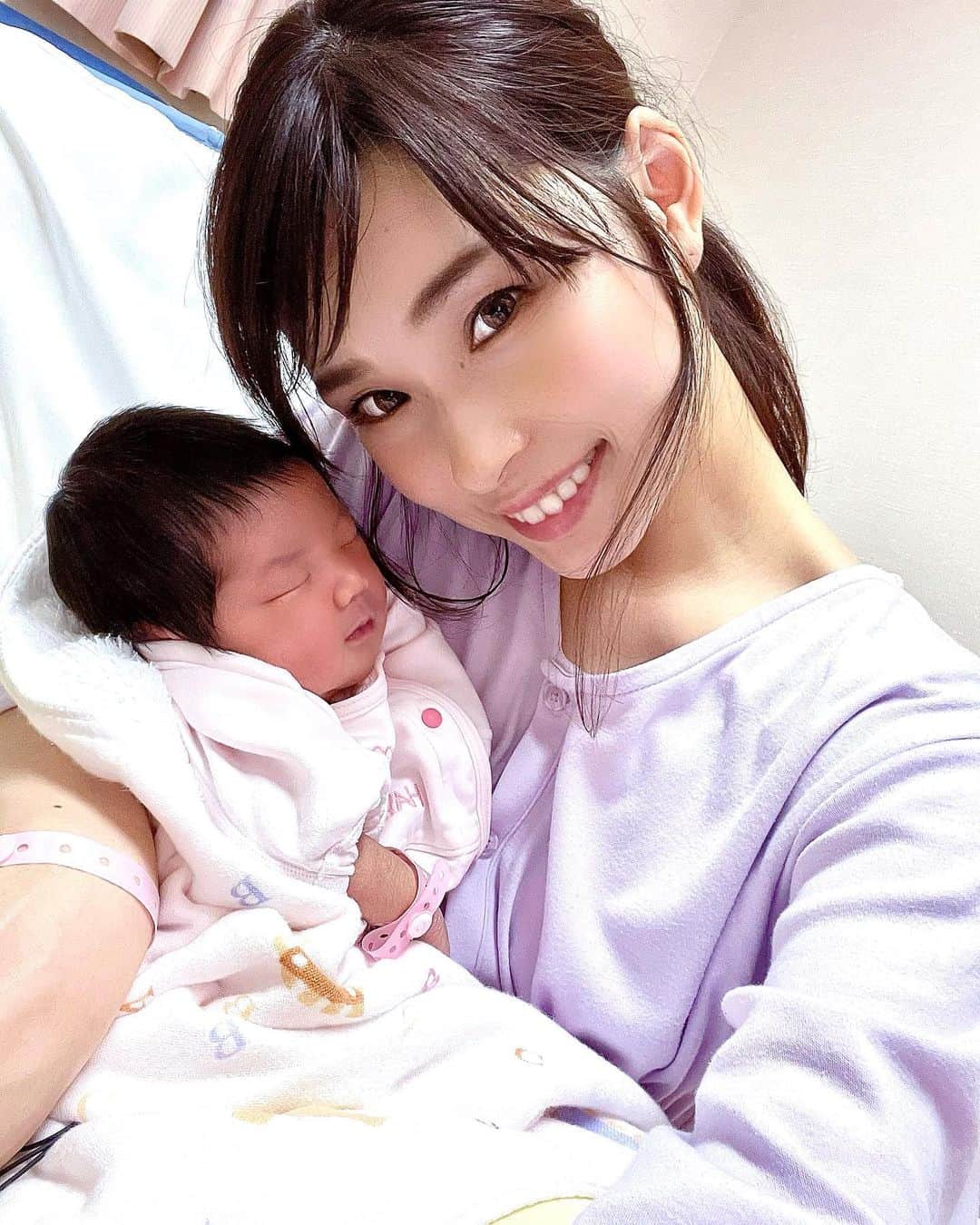 三佐和あやのインスタグラム：「皆さま初めまして✨ぱくちゃんです👶🎀﻿ 11月9日に産まれた女の子です！﻿ よろしくね。﻿ いっぱい おめでとう言ってもらえて 嬉しかったよ😊ありがとう🎁﻿ ﻿ 歳の離れた末っ子誕生で、これがもう最後の子育てだなぁと思うと 可愛くて仕方ないです😘﻿ ﻿ 早くお家に連れて帰りたいです✨✨💕﻿ ﻿ お姉ちゃんふたりも メロメロです〜😍💕﻿ ﻿ 入院に必要だったもの、要らなかったもの、﻿ 出産レポも シェアしていきたいと思ってます！﻿ ﻿ ﻿ #赤ちゃん #0歳 #令和ベビー #11月生まれ #新米ママ #あかちゃんのいる生活 #スマイル育児 #ベビスタグラム #ベビフル #ママカメラ #親バカ部 #育児記録 #コドモノ #成長記録 #2020年11月生まれ #ママ日記 #ママ #ママリ #ママスタグラム #ベビライフ #モニターモデル #神戸ママ #関西ママ #関西プレママ」