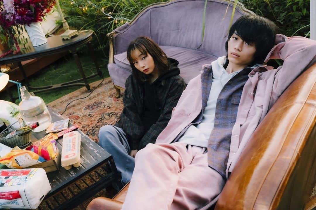 のインスタグラム：「遅ればせながら、 とても思い出&思い入れ深い撮影になりました！  ちひろさん @chqnchii  ましゃさん @yamadamasha  ありがとうございました💐  POLY 2020 AUTUMN @_is_poly  Photo: @renzo1101  Stylist : @mk_shimizu  Hair&Make : @ohta_seiya  Flowers : @tatsuki_i_7  Direction : @chqnchii @yamadamasha @groupngroupn  With @amainatsu  他にも沢山ご協力頂いた皆さんありがとうございました🔥」