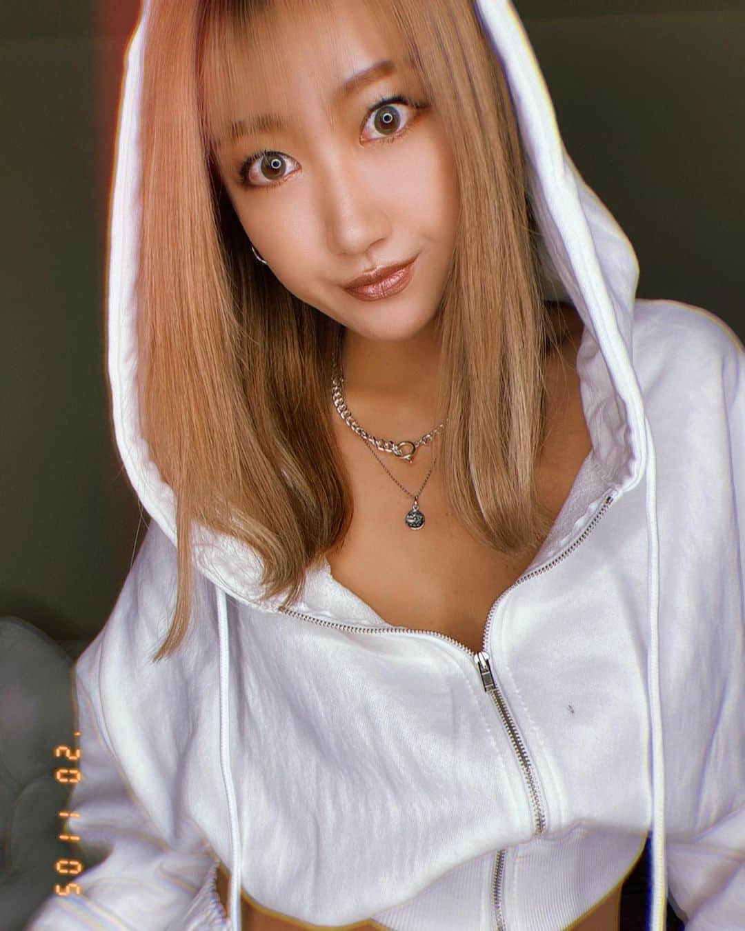 のインスタグラム：「こないだの投稿でこのセットアップどこの？ って質問ＤＭ殺到ありがとうございます🤣❤️ BUYMAでセットアップ検索するとすぐに出てくるよ✌🏽 友達も気に入ったみたいでグレー買ってたwww . からのこないだ @haab_dream さんで 2回目のダーマペンをやってもらいました💓 2回目だけあってかなり毛穴とニキビ跡が 気にならなくなったよーーー🥺‼︎ ＨＡＡＢさんいつもありがとうございます💋 . #コーデ #ファッション #セットアップ #原宿 #美容 #クリニック #ハイフ #ダーマペン #code #ootd #fashion #white #haab #buyma」