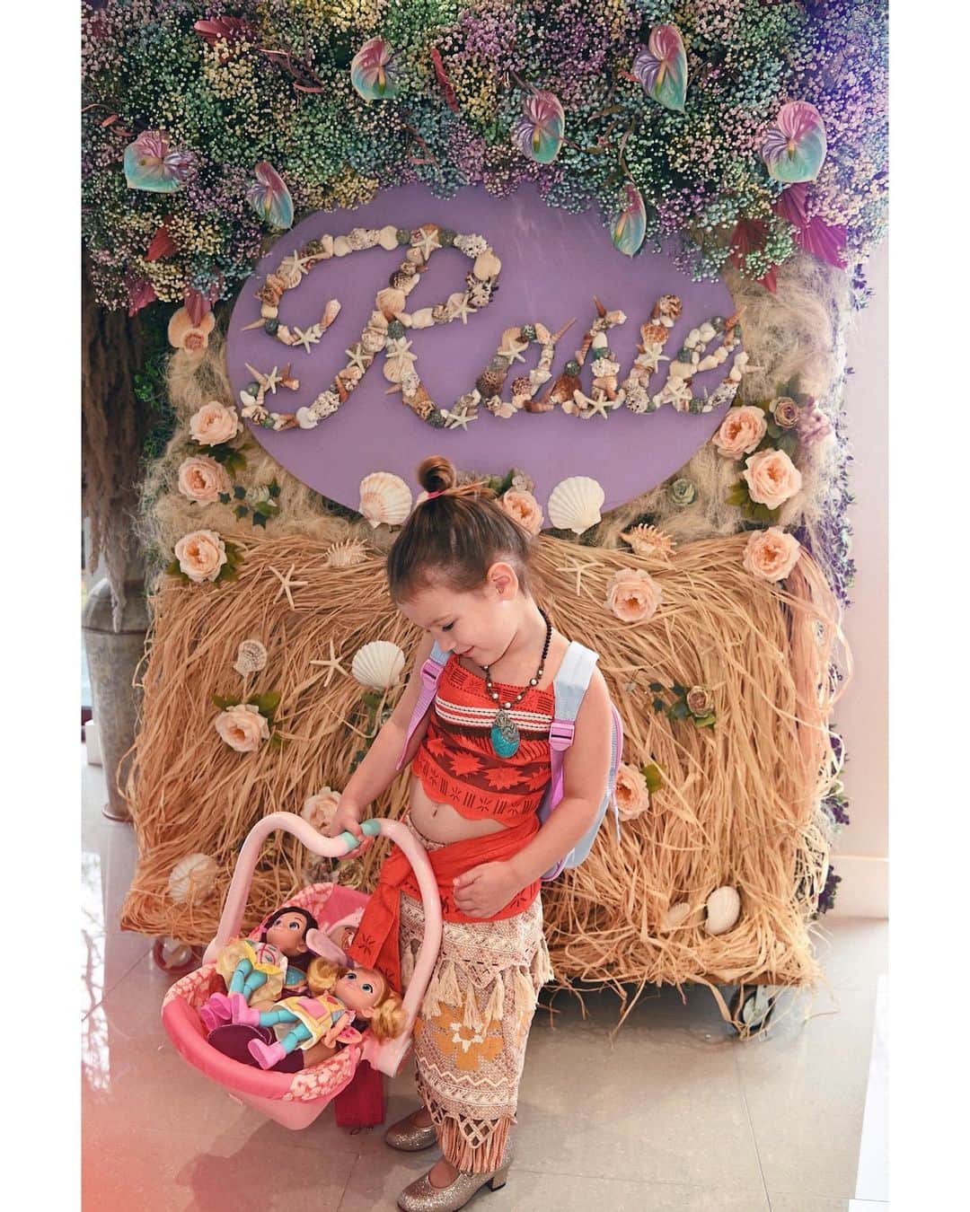 サム・フェアーズのインスタグラム：「She’s had the best morning 🐚🎉 my little Moana 🌊 the new costume went straight on 😅 and the shoes, rucksack and 3 dolls in the car seat 😂😍 #birthdaymorningsbelike How beautiful is her birthday display 🤩 ps all real flowers & shells 🤩 I still can’t get over it @cupid_creative 😚」