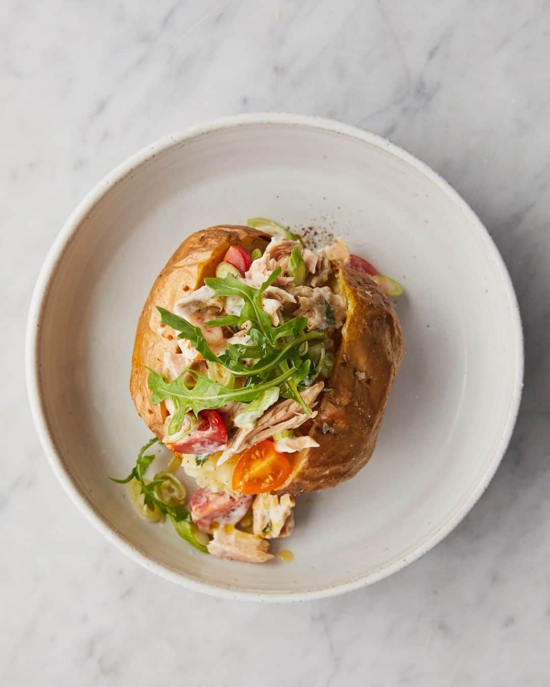 ジェイミー・オリヴァーさんのインスタグラム写真 - (ジェイミー・オリヴァーInstagram)「Lunch today, what's it gonna be? Cheese toastie 👈 OR 👉 A fully loaded jacket potato #lunchtime」11月11日 21時17分 - jamieoliver