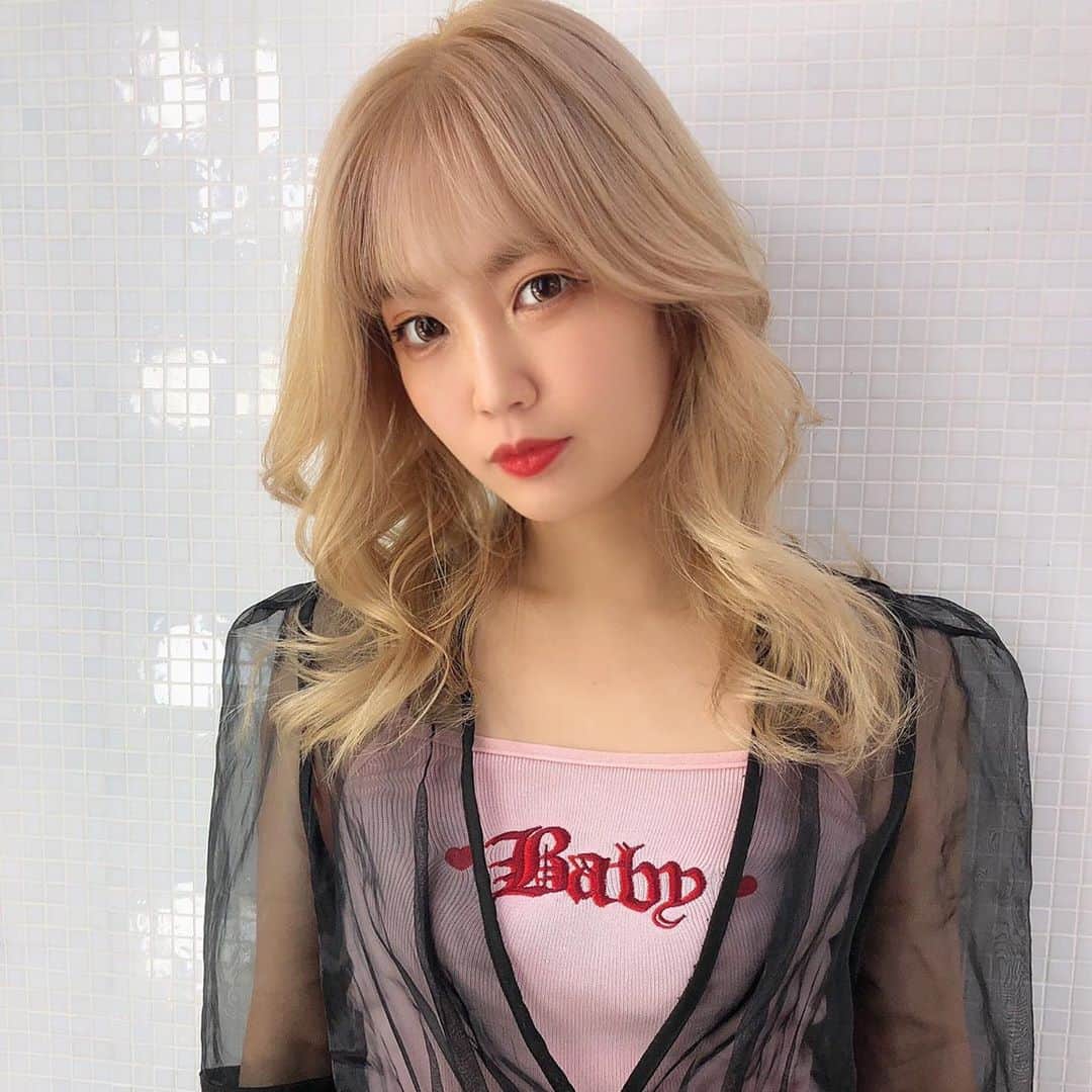 あさちるのインスタグラム：「渋谷の人気サロン　@shachu_hair さんでモデルさせていただきました。 #オルチャンヘア　にしてもらったよ。 ヘアカラーめっちゃよい色に‥ ブリーチも痛くなく（重要！）やっていただきトリートメントでツルツルなって感動🥺　 @jnk.83 さんに担当してもらいました。 じゅんこさん自身の髪もハイトーンなだけあって（めっちゃサラサラでキレイ！）ハイトーンのケアの仕方やおススメケアグッズ詳しく教えてもらったりとても信頼できる美容師さんでした🌹 メイクは　@ehara_asami さん。 いつもと違うメイク法めっちゃ勉強なった💄かわいい2人に担当していただき感謝💖 トリートメントすごいよかったので定期的に続ける👏🏻😇やぱ髪はサラサラでないとですね✨  #shachu #韓国ヘア」