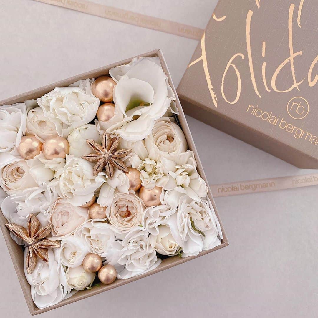 のインスタグラム：「私ごとですが…昨日ひとつ歳を重ねました🎂🎁✨  そんな昨日の1日はビックリするくらい何もしてなくて😂本当にゆっくり過ごしました☺️  40代は新陳代謝が落ちたなとか、疲れやすくなったなとか、自律神経が乱れてるなとか、膝が痛いなとか🤣 若い頃には全く感じてなかった身体の衰えを切に感じるようになったり、 シワやたるみなど見た目の変化も顕著に現れるようにもなり、落ち込む日もありますが、どんなに考えても結局は  『今を楽しもう✨』  という結論になります😅  普段の生活にあるたくさんの小さな幸せをしっかり味わって大きな幸せに変化させ、これからも笑顔を忘れず楽しんで過ごしたいなと思ってます💕  そして、 いつも応援してくださっている皆様にも日々支えられていて、今私が頑張れています。 感謝を忘れずこれからも頑張りますので、どうぞよろしくお願いします。  ちなみに…来週はコクーン🐼のお誕生日で、毎年お互いの誕生日の真ん中にある土日に美味しいものを食べに行くのが恒例になっているので、今週末にディナーに行く予定です🍽😋✨  そして写真のお花はお友達からいただきました💕ありがとう✨  #感謝 #感謝の気持ち #ありがとう #ありがとうございます #誕生日 #お誕生日」