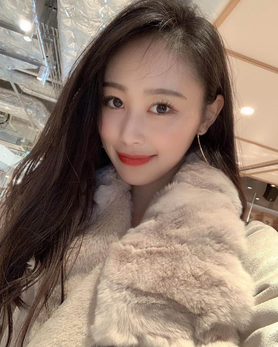 長沼南帆のインスタグラム：「ファンの女の子からお手紙💌﻿ お手紙貰うなんて本当に久しぶりでとっても嬉しかった😚﻿ 色々考えながら書いてくれたと思うとほっこり😚😚 ありがとう✨﻿ ﻿ 女の子でモータースポーツファンはまだまだ少ないから、もっと増えて欲しい🥰🏎💨﻿ ﻿ いつも配信を見にきてくれたり、イベントに来てくださるファンの皆さんに会えるイベントがあれば良いな🥺﻿ ﻿ ﻿ 皆さんいつもありがとうございます✨﻿ ﻿ ﻿ #黒髪　#黒髪ロング　#rq #レースクイーン　#memory #黒髪ロングストレート　#秋　#秋服　#脚長コーデ　#supergt #スーパーgt #撮影会 #rq撮影会　#wing #wing撮影会　#Ktunesracing ﻿#感謝」