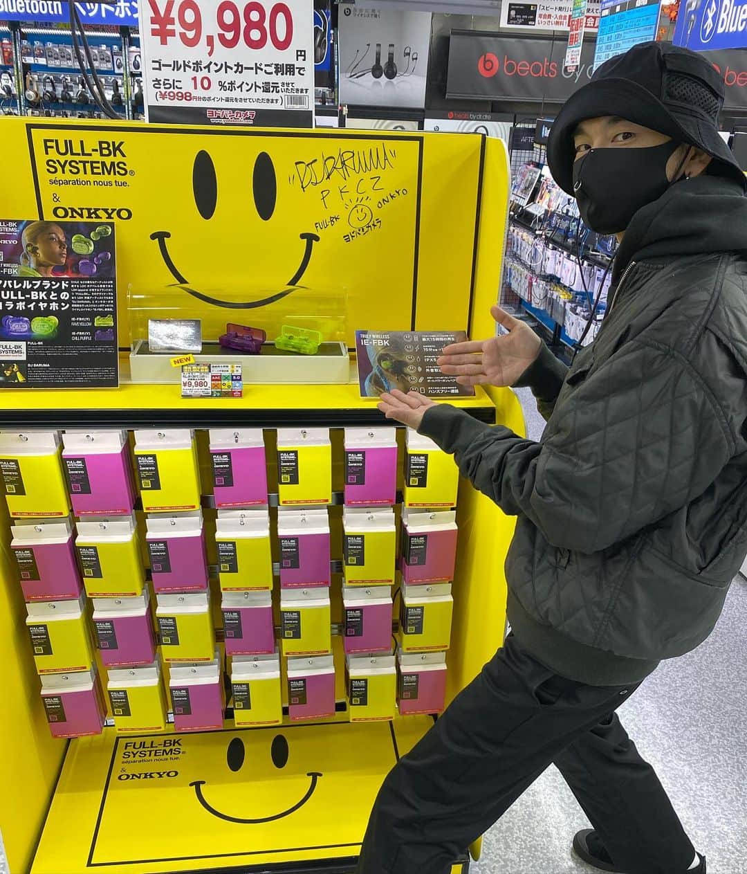 DJ DARUMAのインスタグラム：「ONKYOさんと作ったイヤホンが 全国のヨドバシさんで無事発売！！品質保証で お値段お手頃！プロフのリンクからご購入頂けます🤘🏻」