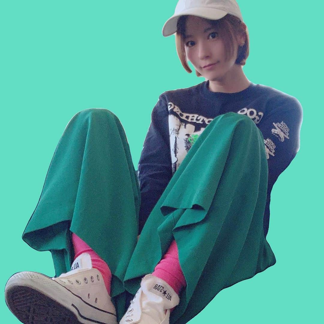 のインスタグラム：「ㅤㅤㅤㅤㅤㅤㅤㅤㅤㅤㅤㅤㅤ #私服戦隊ミヤジマン  グリーン×ピンクのコーデが最強に好き💚😋💖 ㅤㅤㅤㅤㅤㅤㅤㅤㅤㅤㅤㅤㅤ #今日のコーデ #fashion #ファッション #ootd #ootdfashion #コーディネート #codinate #宮島咲良 #ミヤジマン #ぼっち戦隊ミヤジマン」