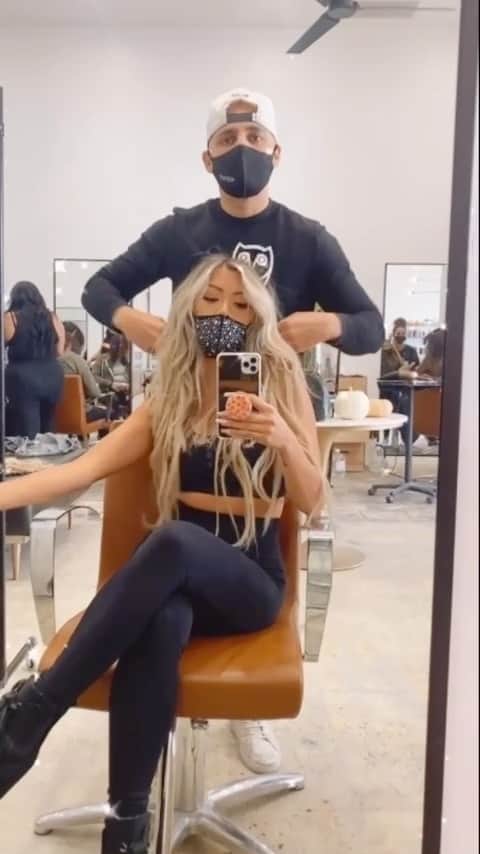 リアン Vのインスタグラム：「Switchin it up 💁🏼‍♀️💫   Hair : @hairerik @alistglam」