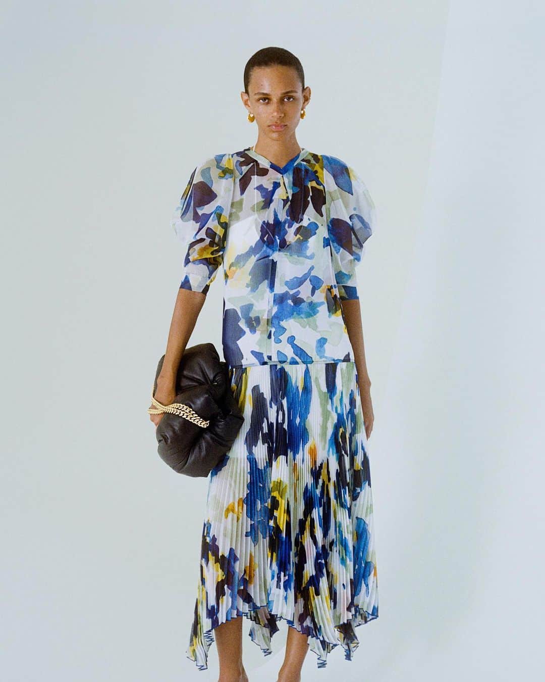 Fashion Weekのインスタグラム：「Crafted as a love letter to New York City and the women who inhabit it, @proenzaschouler debuted a physical book for their Spring 2021 collection filled with effortlessly chic looks created with the joy of getting dressed in mind. See more from the collection, link in bio.⁠⠀ ⁠⠀ Photos by @danielpshea; art direction by @pmsnypms; styling by @brian_molloy; hair by @tamastuzes; makeup by @raisaflowers; jewelry by @sophiebuhai⁠; casting by @ashleybrokaw; models @binxwalton and @saskiadebrauw」