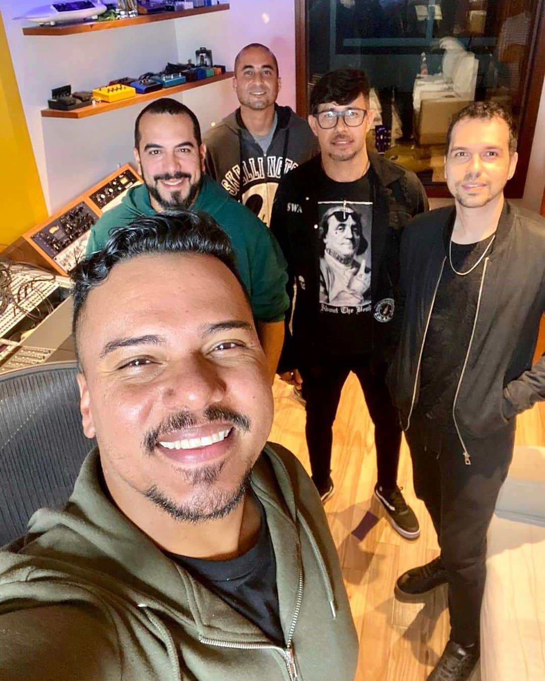 Sorriso Marotoのインスタグラム：「Ei, galera! A partir das 22:30 tem #PrêmioMultishow na @multishow e @globoplay. Obrigado a todos que votaram muito. A alegria da indicação de Grupo do Ano e de ter uma legião de fãs com a gente não tem preço. Independente do resultado, sempre uma alegria participar! 👊🏽❤️」
