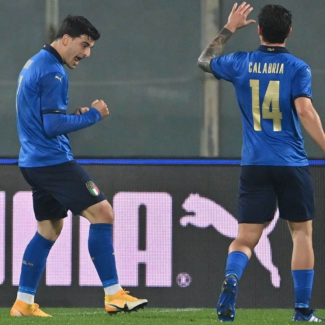 サッカーイタリア代表さんのインスタグラム写真 - (サッカーイタリア代表Instagram)「#Nazionale 🇮🇹 📸 A #Firenze gli #Azzurri infilano il 20° risultato utile consecutivo: 15 vittorie e 5 pareggi ⚽️ Il successo è firmato #Grifo, #Bernardeschi e #Orsolini 💪🏻 . 🇮🇹🇪🇪 #ItaliaEstonia 4⃣-0⃣ . . #ITAEST #VivoAzzurro   #Azzurri 🇮🇹 📸 Following tonight's victory in #Florence, Italy are now unbeaten in 20 games (15 wins and 5 draws) ⚽️ #Grifo, #Bernardeschi and #Orsolini got on the scoresheet against the Estonians 💪 . 🇮🇹🇪🇪 #ItalyEstonia 4⃣-0⃣ . . #ITAEST #VivoAzzurro」11月12日 6時42分 - azzurri