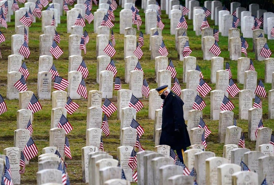 ベイリー・マディソンのインスタグラム：「Today we thank and honor the men and women in uniform who have bravely served, or continue to serve our country and hold a moment of silence and stillness to remember the heroes lost. ❤️❤️ #veteransday   Photo: Retired U.S.Army veteran Bill MacCully walks among flag-covered graves in the Veterans Cemetery of Evergreen Washelli Memorial Park on Veterans Day, Wednesday, Nov. 11, 2020, in Seattle. (AP Photo/Elaine Thompson)」