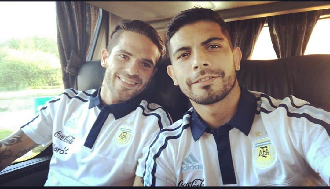 エベル・バネガのインスタグラム：「Fer querido .. Desde inferiores en boca crecí viéndote jugar , con el paso de los años te volviste un referente para mi ..  tuve la suerte de disfrutarte como compañero , incluso hasta de rival . gracias por todo el fútbol elegante que brindaste siempre con la pelota al pie y esos pases entre líneas que solo vos podías ver ⚽️ sos una grandísima persona y seguro que vienen cosas mejores para vos ... te deseo lo mejor en esta nueva etapa a vos y tu familia   Tkm pronto nos vemos 🙏❤️」