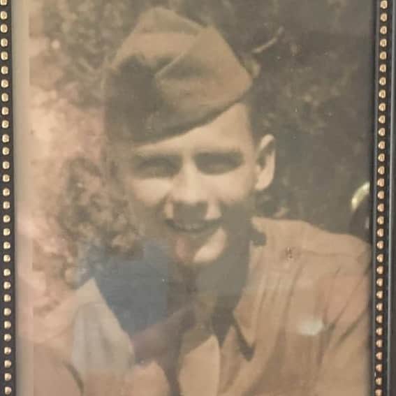 デリック・ディラードのインスタグラム：「Thank you to my grandpa who served in WWII.  I never got the chance to meet him, but looking forward to it on the other side of eternity.  Thanks also to all the other veterans out there who have sacrificed so much to help make America the greatest country on Earth!  #veteransday」