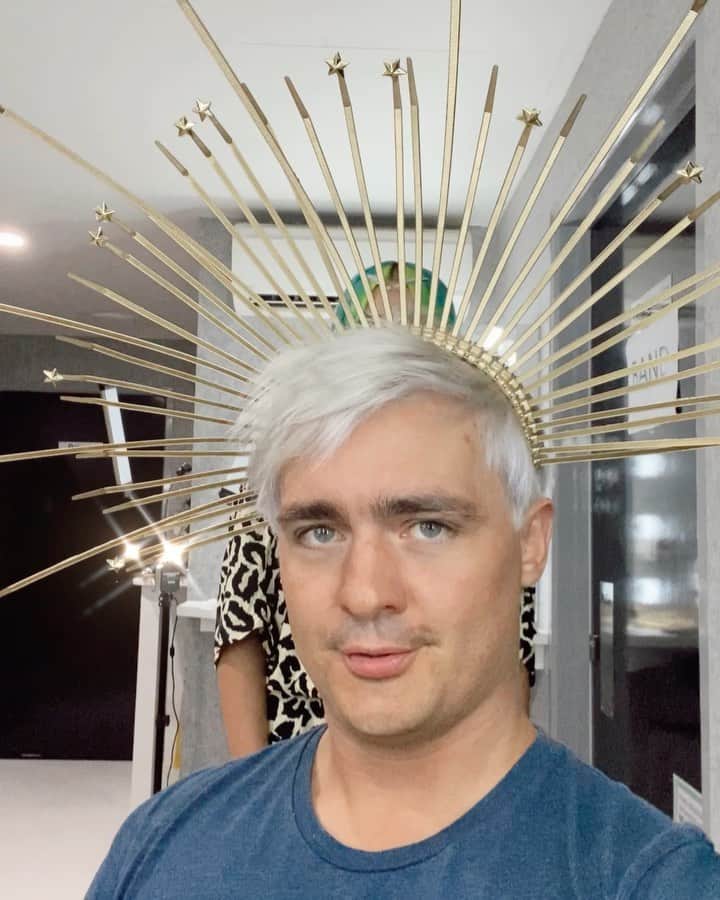 シェパードのインスタグラム：「Getting some Eurovision @australiadecides flashbacks with our costumes today. This video is proof as to why @katemillerheidke was clearly the right choice. 😂 #musicvideo #solidgold」