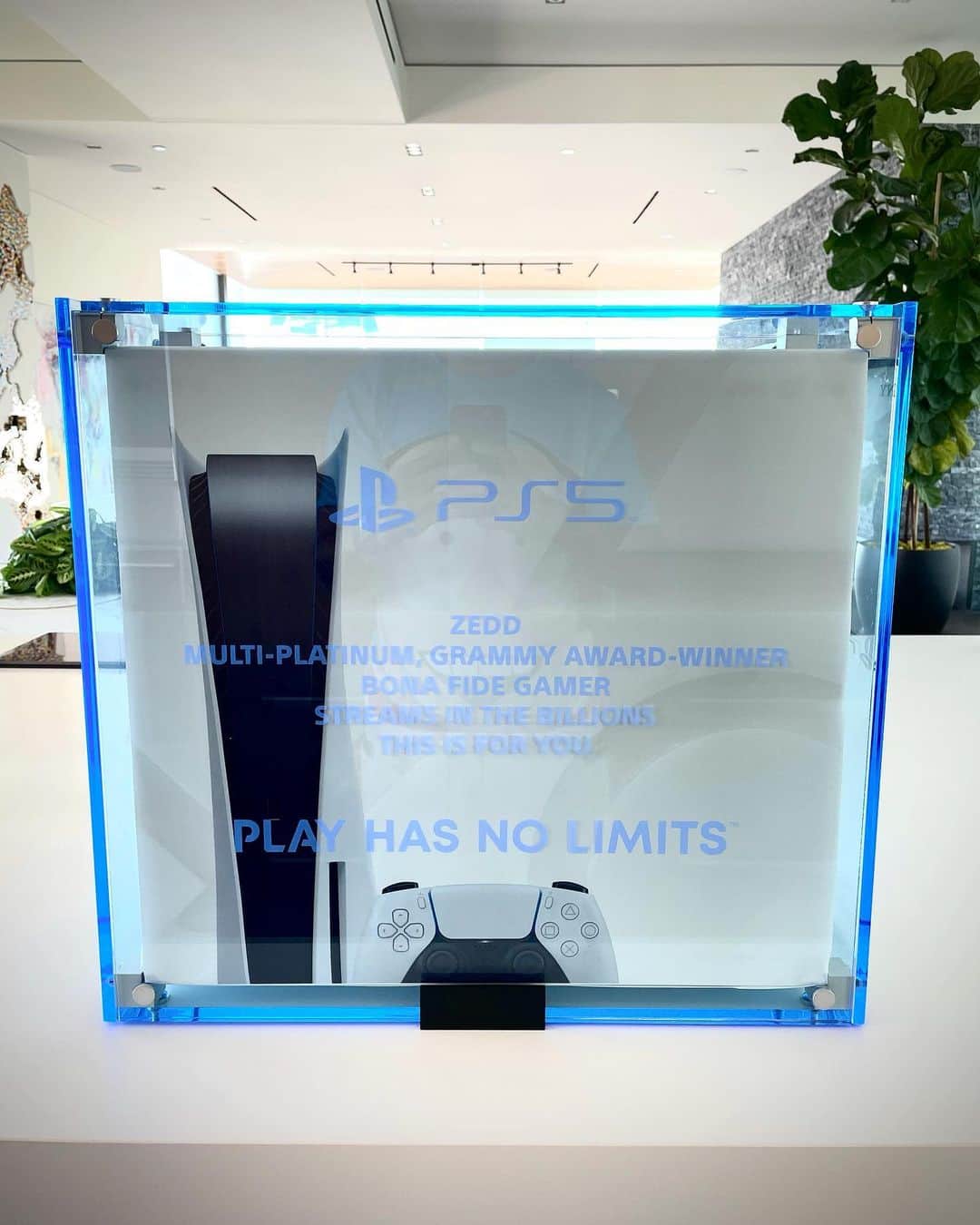 ゼッドのインスタグラム：「I just came ... . . . . #ps5」