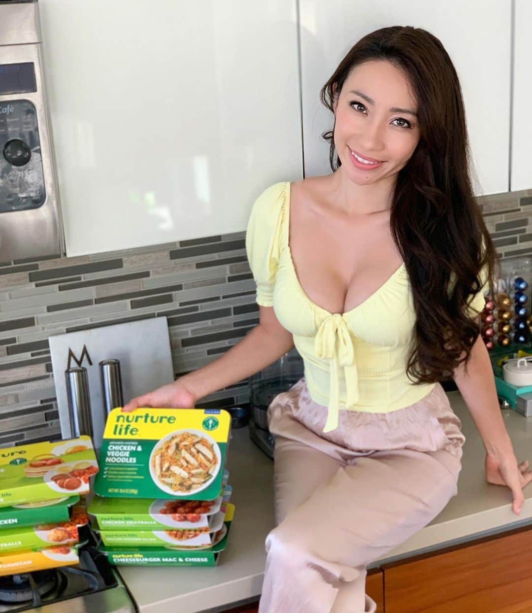 春名愛海のインスタグラム：「Making your life easier isn’t cheating ❤︎ I usually order 9meal pack from @nurturelife and life has been so much easier that I don’t have to go grocery shopping every few days and plan the healthy meal for Leo 👏 They came up with Yakisoba style noodle and that’s Leo’s fav ❤︎ . . . #mealprep #mealdelivery #healthy #nurturelife #happymama #toddlermom #boymom #love  #时尚 #패션#japanese  #cooking #happy #lalife #influencer #momlife #japnesemodel #ロサンゼルス #カリフォルニア #ママスタ #子育てぐらむ #海外生活  #ママリ  #ママライフ  #バイリンガル #mamalife #lunch #dinner #whatkidsdeserve  #NurtureLifePartner」