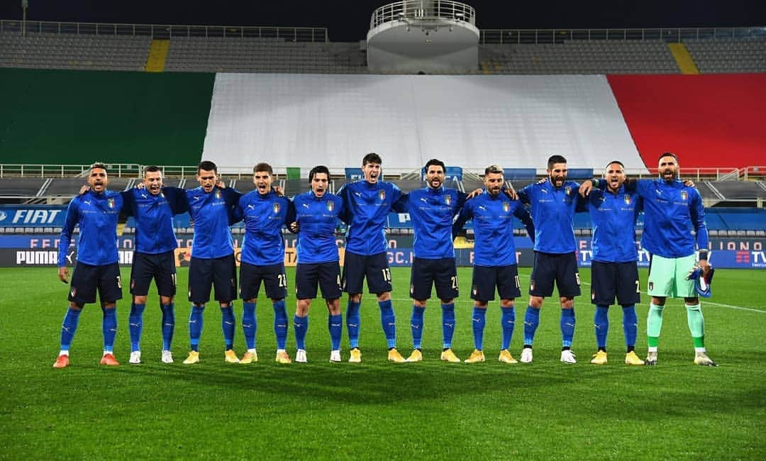 ロベルト・マンチーニのインスタグラム：「Una buona prestazione, i ragazzi hanno lavorato bene sotto la guida di Mister Evani a cui vanno i miei complimenti e ringraziamenti! #italiaEstonia #Azzurri」