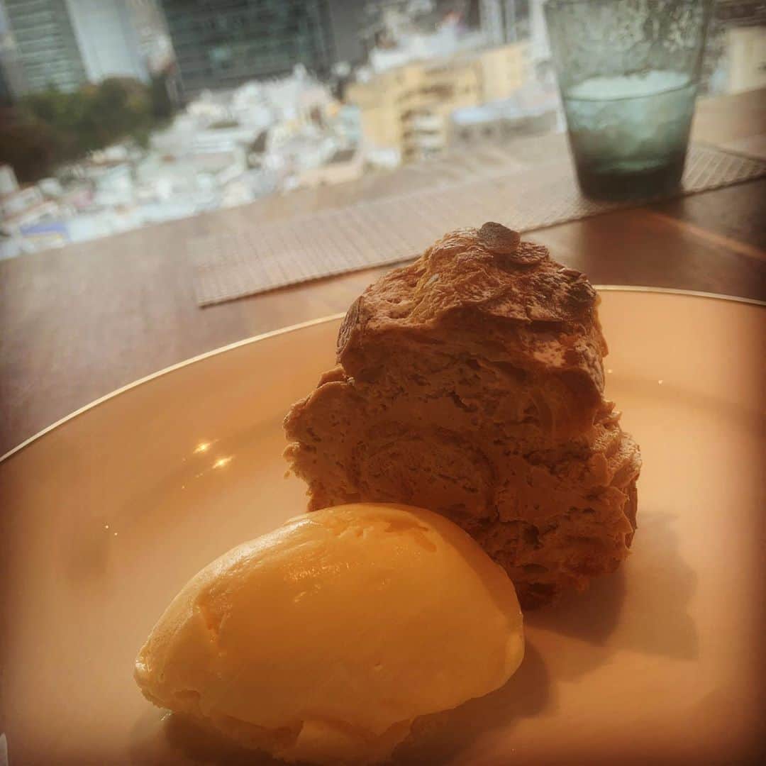 マリ卍のインスタグラム：「アーモンドクリームも 美味しかった…🧡  #デザート  #カフェ」