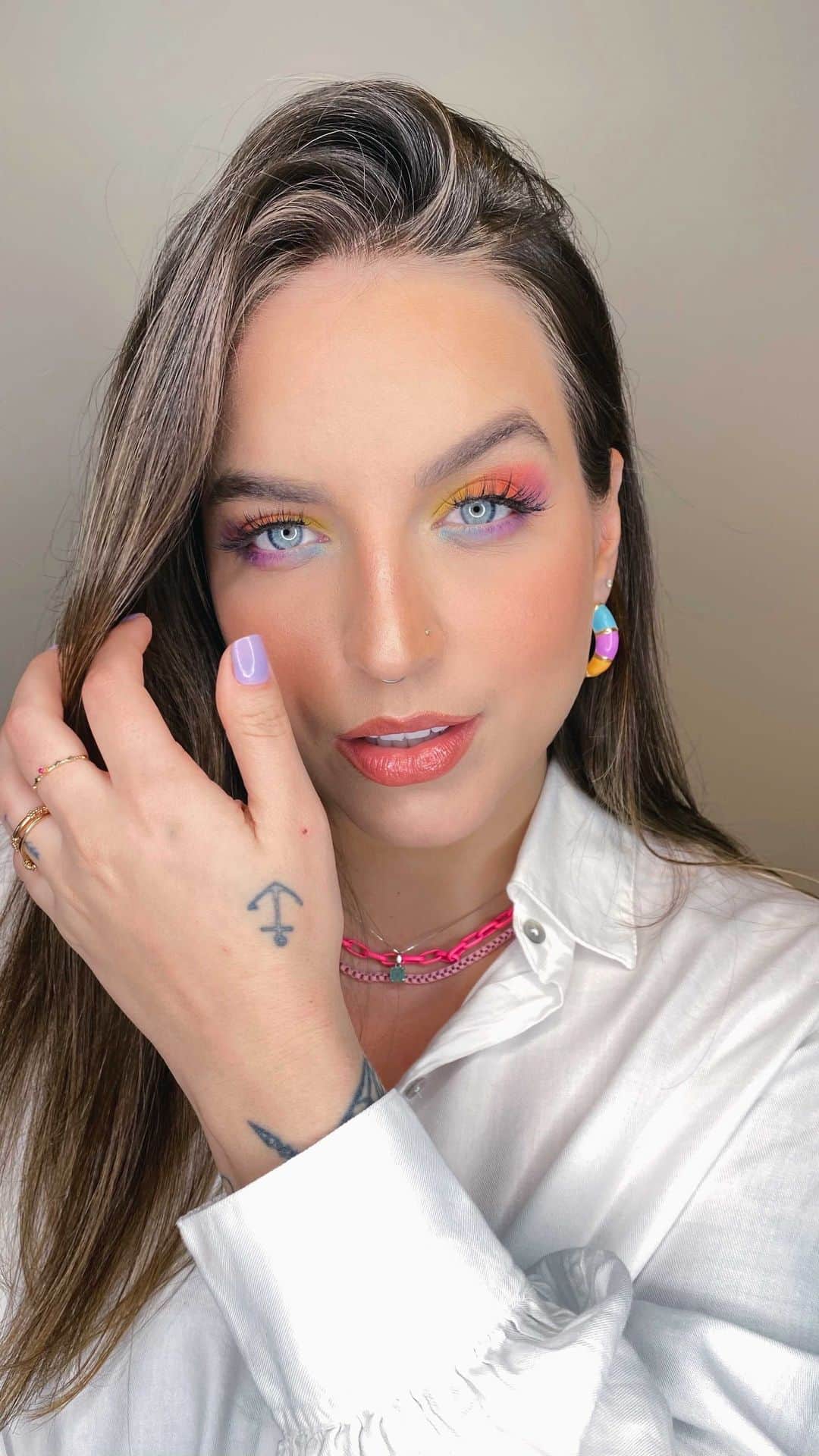 Bruna Unzuetaのインスタグラム：「A tão esperada maaaake, chegou!!! Inspirada na @fetumas reproduzi a make Arco Iris 🌈 Ta aprovada? Gostaram? Essa foi a que eu mais gostei de “copiar” 😍 Bora fazer essa make? Me marca depois pra repostar 😘」