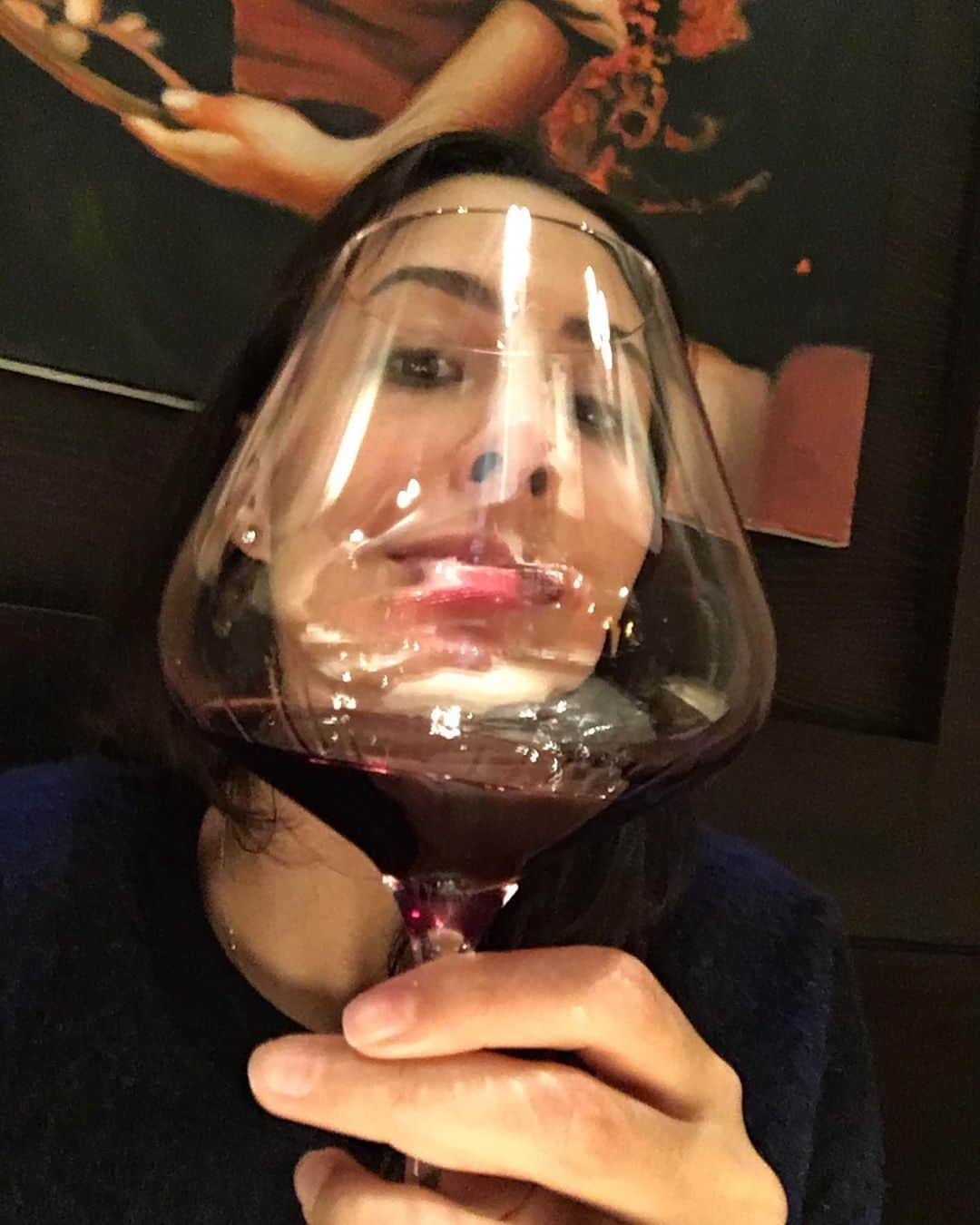 シェイラ・カストロのインスタグラム：「Foto de alguns anos atrás, que quando eu tinha um tempinho entre treinos e jogos, ia conhecer novos restaurantes e tomar vinho! Esse restaurante aí é em Budapeste, eu estava jogando em Istambul, tive dois dias e já fui conhecer um novo país... Agora antes de sair pra jantar do lado de casa e tomar um vinhozinho, tenho que me programar muito! Rs! Pois tem duas menininhas que dependem de mim e dois cachorrinhos que não sossegam quando estou fora de casa! Família que fala né? Aqui não foi só a pandemia que nos fez mudar de hábitos, foi nossa escolha de formar uma família né @brebla15? E que escolha gostosa!!! E vcs? Nos últimos anos a vida de vcs virou de cabeça pra baixo? #familia #sheillacastro #maeatleta #budapeste」