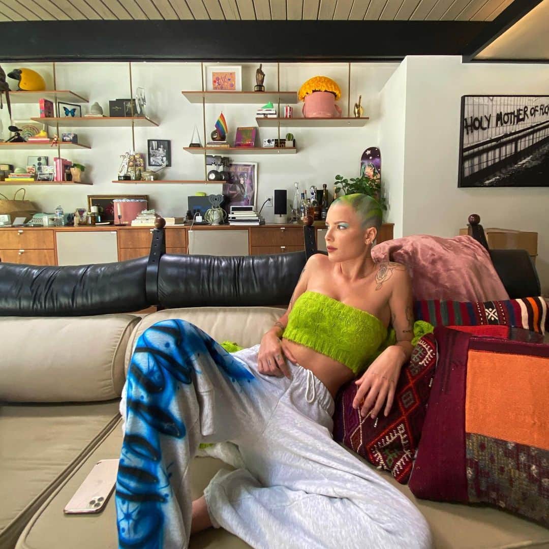 Halseyのインスタグラム：「making deals in a tube top u kno」