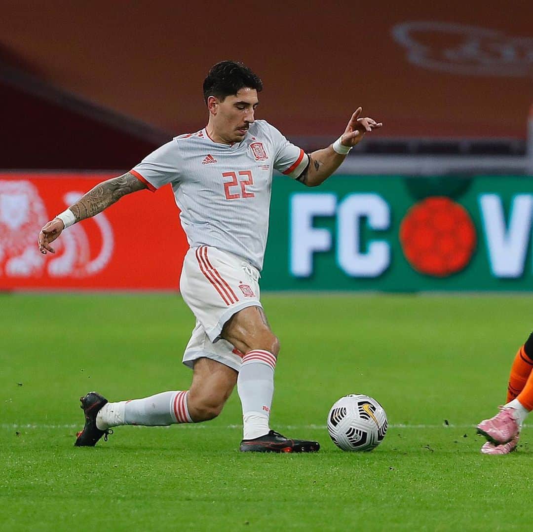 エクトル・ベジェリンさんのインスタグラム写真 - (エクトル・ベジェリンInstagram)「After a few years away, felt so good pulling on the Spain shirt again!  Después de unos cuantos años, orgulloso de volver a jugar con la @sefutbol!」11月12日 7時26分 - hectorbellerin