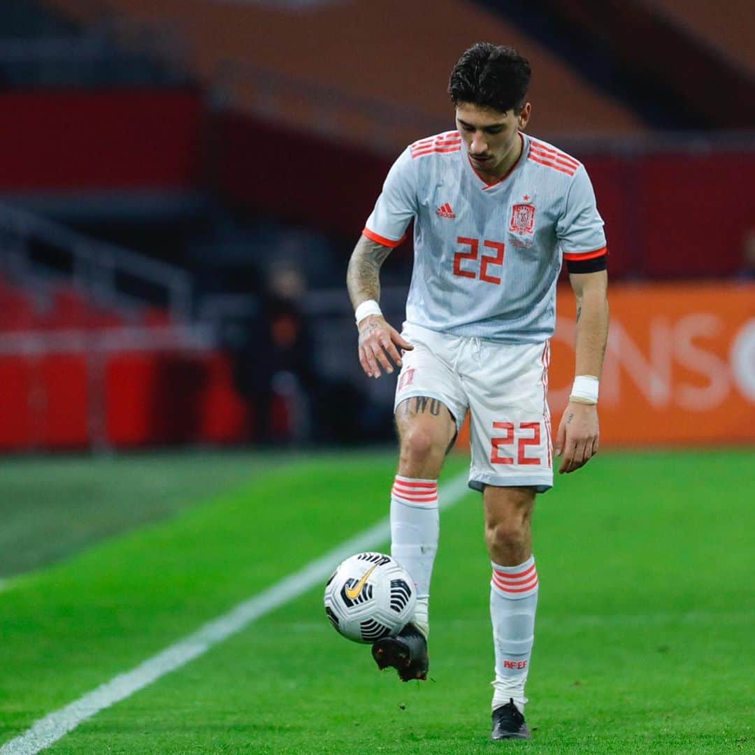 エクトル・ベジェリンさんのインスタグラム写真 - (エクトル・ベジェリンInstagram)「After a few years away, felt so good pulling on the Spain shirt again!  Después de unos cuantos años, orgulloso de volver a jugar con la @sefutbol!」11月12日 7時26分 - hectorbellerin