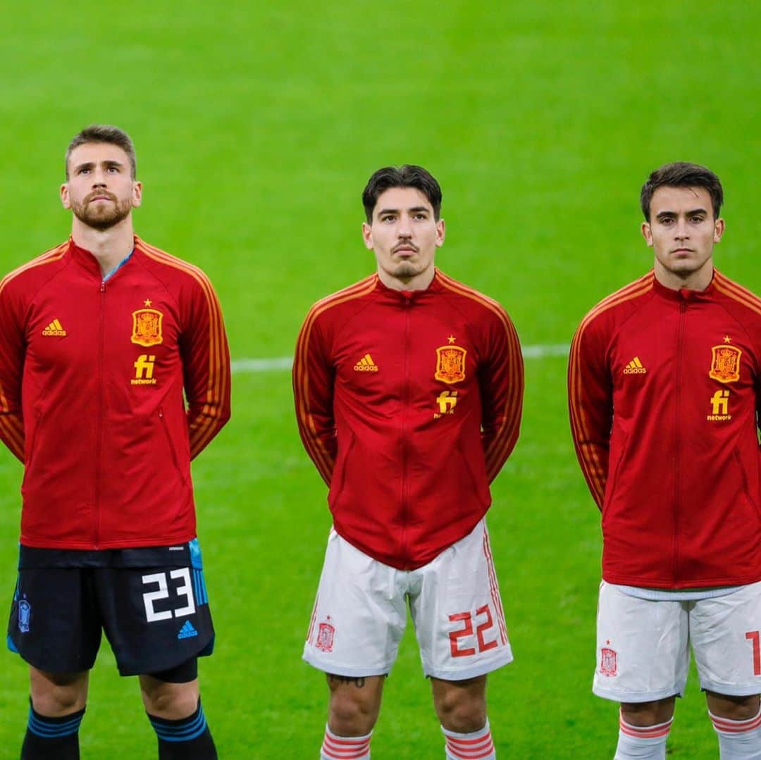 エクトル・ベジェリンさんのインスタグラム写真 - (エクトル・ベジェリンInstagram)「After a few years away, felt so good pulling on the Spain shirt again!  Después de unos cuantos años, orgulloso de volver a jugar con la @sefutbol!」11月12日 7時26分 - hectorbellerin