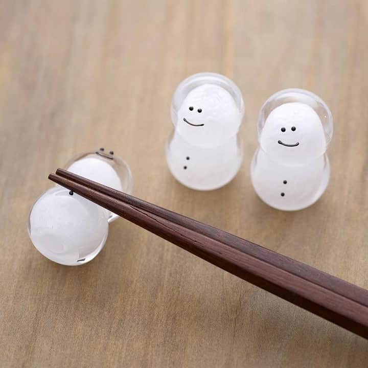 のインスタグラム：「. 飾っておける⛄ 雪だるまの #箸おき  思わず顔がほころぶような ガラスのアイテムを制作している naga-no-glass 野池征永さんの作品。  使わないときには、 立てて飾ることもできるこちらの箸おきは 見ているだけで癒やされます🌱  ニッコリ、ニンマリ… ひとつひとつ表情が違うのもポイント。  ギフトにも喜ばれそうです❄️  ------------------------------- naga-no-glass／立てて飾れるゆきだるまのお箸置き《1個》 https://komer.co/products/z6zqTToLF3EvN9pFd9fA  ▷こちらの作品はKomercoアプリとWebサイトでクリエイターから直接ご購入いただけます。 ホーム画面の検索窓で「ゆきだるま」と検索してください🔎  ▷Web版はプロフィールリンクから📲 @komerco_official  ▷iOS版アプリのダウンロードはAppStoreにて「Komerco」または「コメルコ」と検索🔎 -------------------------------  #komerco #コメルコ #cookpad #クックパッド #komercoごはん #料理をもっと楽しく #おうちごはんを楽しもう #おうちごはん #instafood #foodpic #cookinglove #手しごと #komercoクラフト #クラフト #手作り #一点物 #naganoglass #雪だるま #箸置き #箸おき #はしおき #ナガノグラス #野池征永」