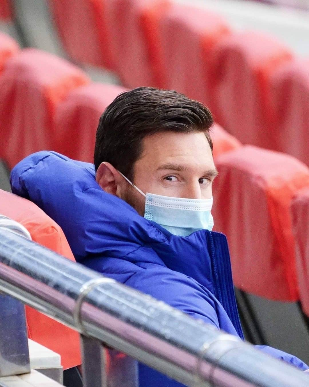 LFPさんのインスタグラム写真 - (LFPInstagram)「PUT YOUR MASK ON LIKE MESSI! 🐐😷  ¡Ponte la mascarilla como @leomessi! 🐐😷  #Messi #Mask #Barça #LaLigaSantander #LaLiga #YouHaveToLiveIt #HayQueVivirla」11月12日 7時30分 - laliga