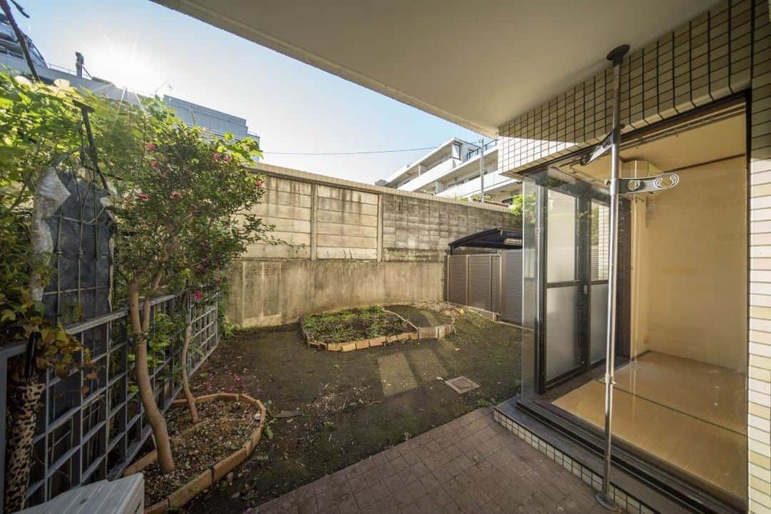 せたがやクラソンのインスタグラム：「『庭で朝日を浴びる部屋。105』﻿ ﻿ ・東急田園都市線駒沢大学駅 徒歩7分 ・15.8万円・64.04㎡・3LDK ___________________________________________________________________﻿  駒沢大学駅から徒歩7分。環七通りを若林方面へ。 環七のそばにあるお部屋ですが、 洗濯も干せちゃうし、庭もありますよ！ 64.04㎡、3LDK。ファミリーの方へおすすめです。  暮らしの中で、都心へのアクセスも重要。 でも、お子さんとゆっくりできるお部屋も大事。  8坪のお庭があるこちらのお部屋なら、それが叶えられるかもしれません。  この日は午前中にお部屋に訪れたのですが、 南に面した窓からは気持ちの良い日差しがさんさん降り注いでいました。 こりゃ気持ちいいな〜。 太陽浴びただけで健康になっていくような気分。  ▼この物件の詳細、﻿ そのほかのお部屋はプロフィールのリンクから﻿ @setagayakurasson﻿ ___________________________________________________________________﻿ ﻿ 「オンラインでお部屋探し」スタートしました！ ご相談お待ちしております。 ﻿ ﻿https://setagayakurasson.com/online _____________________________________________________________________﻿ ﻿ #せたがやクラソン #せたがやンソン #賃貸 #お部屋探し #オンラインお部屋探し #引っ越し #内見 #部屋 #ワンルーム #ひとり暮らし #ふたり暮らし #好きな街 #暮らしを楽しむ #キッチン #家具 #世田谷 #賃貸インテリア #リノベーション #コンシェルジュ #世田谷のお部屋探し  #田園都市線 #世田谷線 #駒沢大学 #若林 #暮らしを楽しむ #庭 #庭のある暮らし #気持ちの良い日差し #家族の風景 #朝日」