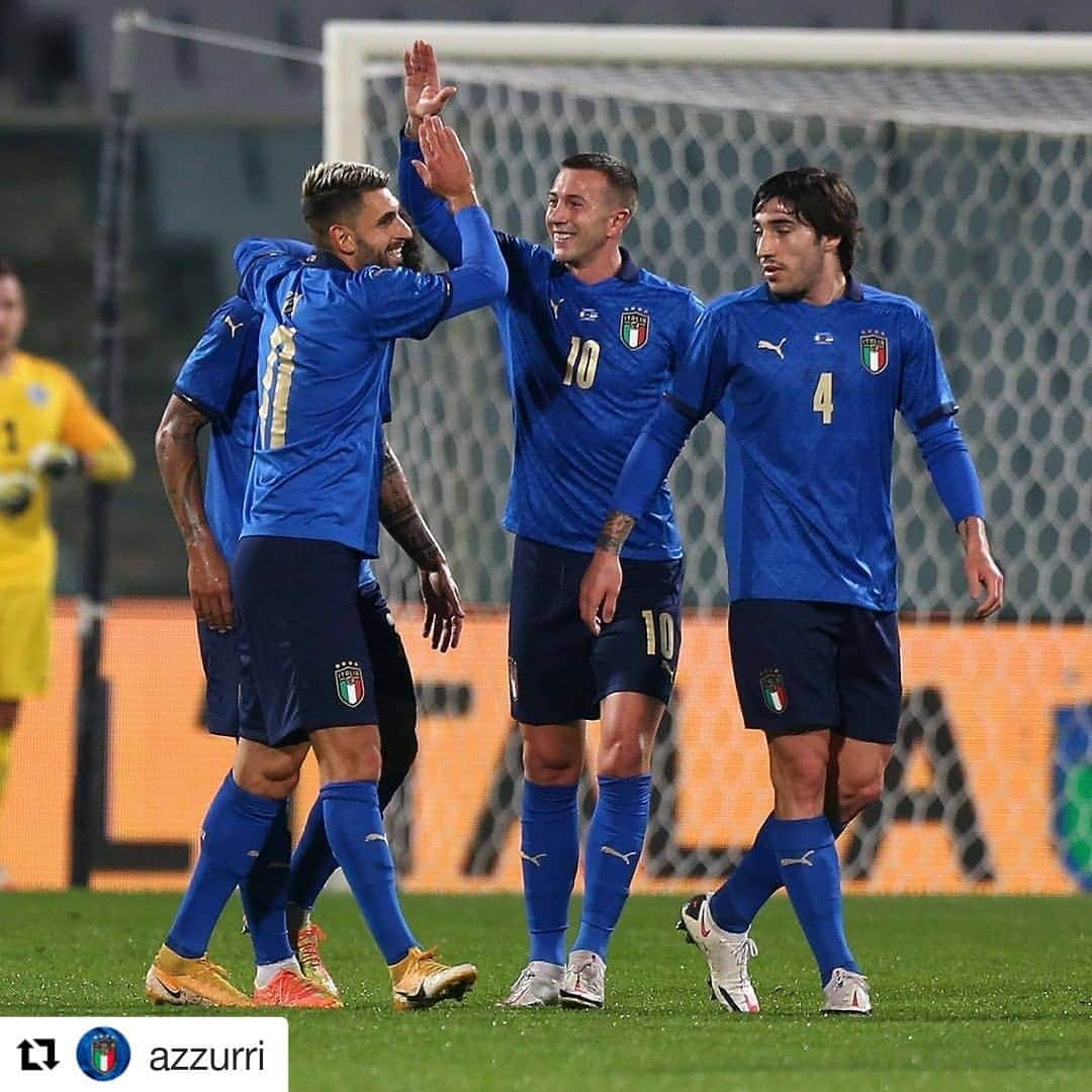 フェデリコ・ベルナルデスキのインスタグラム：「🇮🇹 💪🏻👊🏻 #VivoAzzurro #ITAEST」