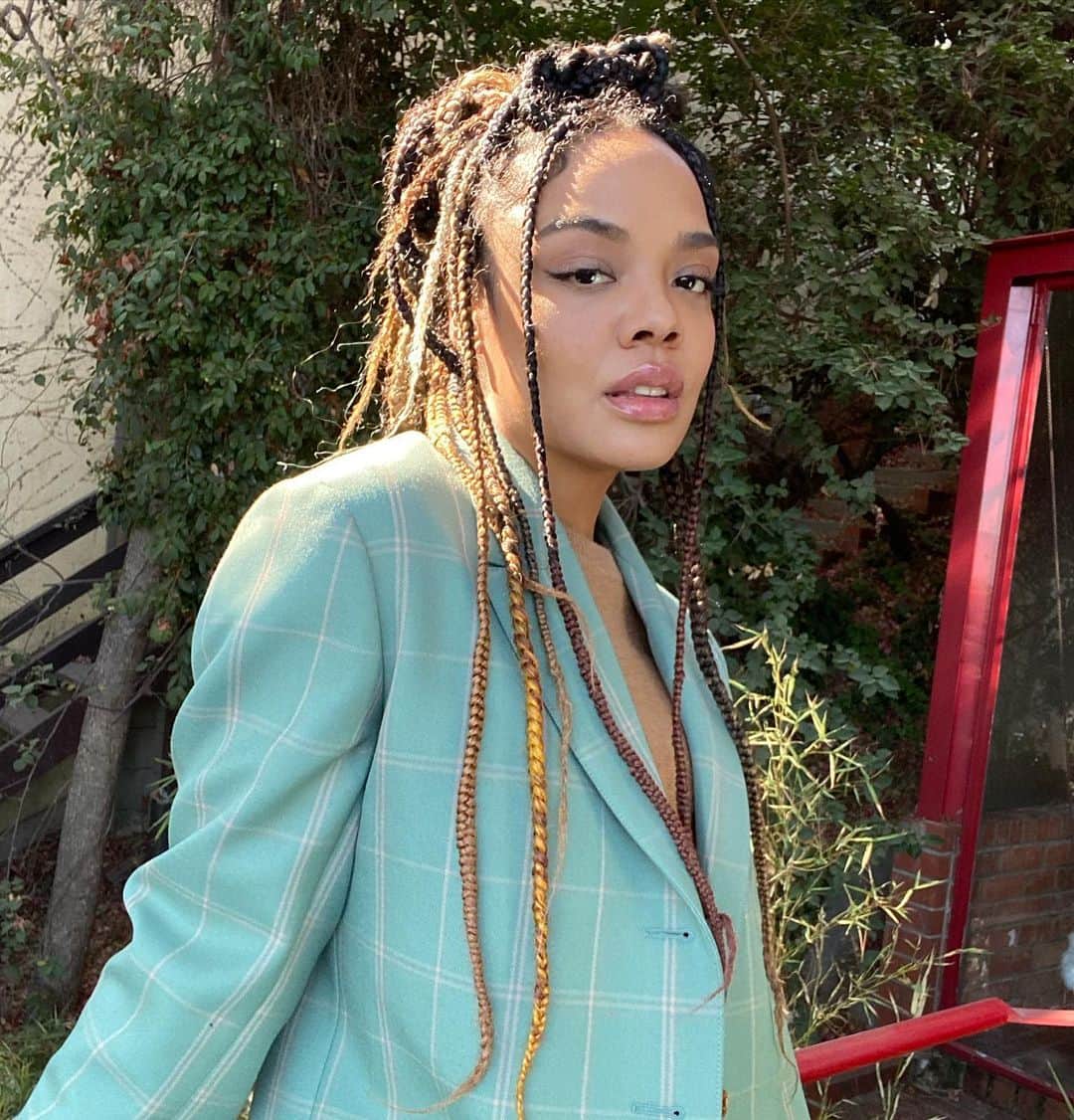 Lacy Redwayさんのインスタグラム写真 - (Lacy RedwayInstagram)「We’ve been playing very quietly.☺️  ✨ ✨Tessa Thompson ✨✨  Styled by @waymanandmicah  Makeup by @ninapark   #BraidsbyLacyRedway styled by TT 😊🥰   What is your braid aesthetics?   #lacyxtessa  @sylvieslove #sylvielove #hairbylacyredway」11月12日 7時33分 - lacyredway