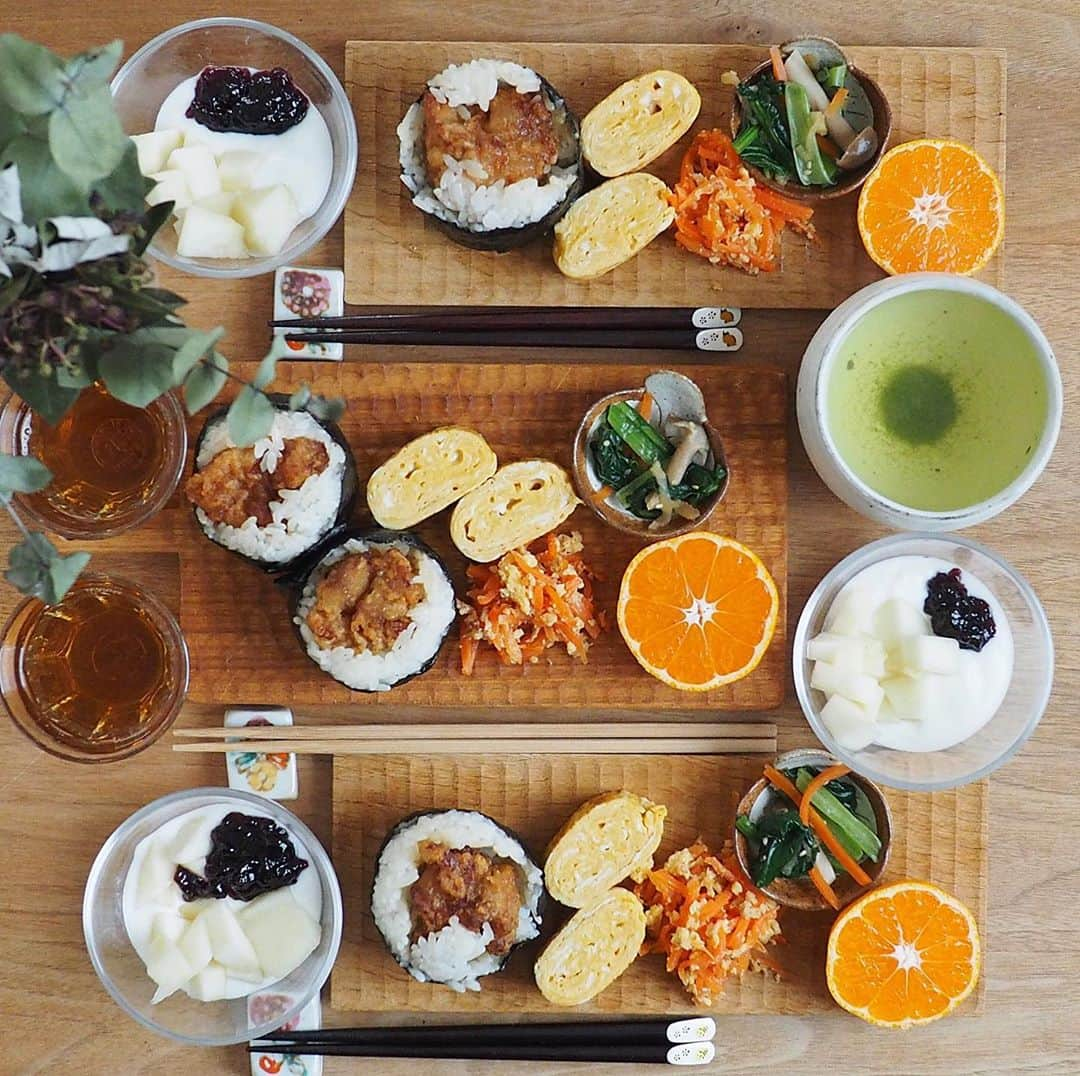 すずゆきさんのインスタグラム写真 - (すずゆきInstagram)「あさごはん ・ ・ 今朝は 唐揚げおにぎりで和食ごはん ・ おにぎり屋さんなんかで見る ドーンと唐揚げが入ったおにぎりを作りたかったけれど なかなかこれが難しく 海苔で巻いても崩れてくる😂 甘辛タレを絡めてから握ったから 味は美味しくて 食べにくかったけれど姉妹にも好評でした👍 2020.11.12 ・ ・ ・ ・ #おにぎり#おむすび#唐揚げ#和食#washoku#japanesefood#おにぎりプレート#朝ごはん#朝食#あさごはん#和ンプレート#おうちごはん#食卓#おうちごはんlover#マカロニメイト#igersjp」11月12日 7時46分 - snow_bell95