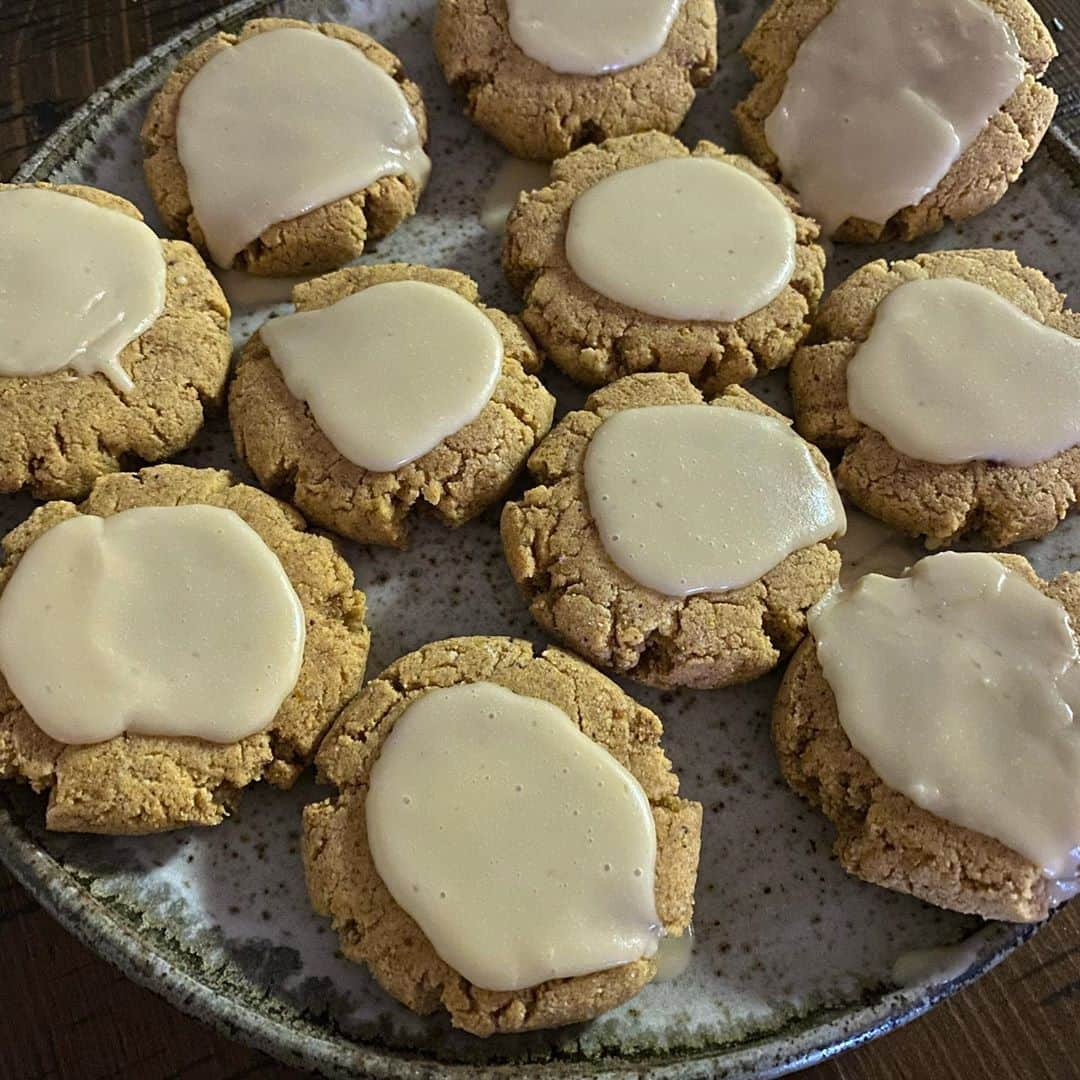 ginger and sproutのインスタグラム：「Vegan/ gluten free pumpkin cookies with maple nog glaze.  Ingredients For the cookie dough: 1/4 cup melted and cooled vegan butter 1/3 cup pumpkin puree 1/4 cup organic cane sugar (regular sugar or coconut sugar will also work!) 1 tablespoon pure maple syrup 1 egg substitute  1 teaspoon vanilla extract 1 1/2 cups packed fine almond flour (do not use almond meal) 3 tablespoons coconut flour 1/4 teaspoon baking soda 1 tablespoon pumpkin pie spice  1/4 teaspoon salt Optional if not using frosting: Roll dough in cinnamon sugar (1/4 cup sugar + 2 teaspoons cinnamon) For the Salted Maple Frosting: ½ cup powdered sugar 1 tablespoon pure maple syrup 1 tablespoon melted butter 1/2 tablespoon unsweetened almond milk, i used almond holiday nog. So good plus 1-2 teaspoons more to thin if necessary Pinch of sea salt, to taste」