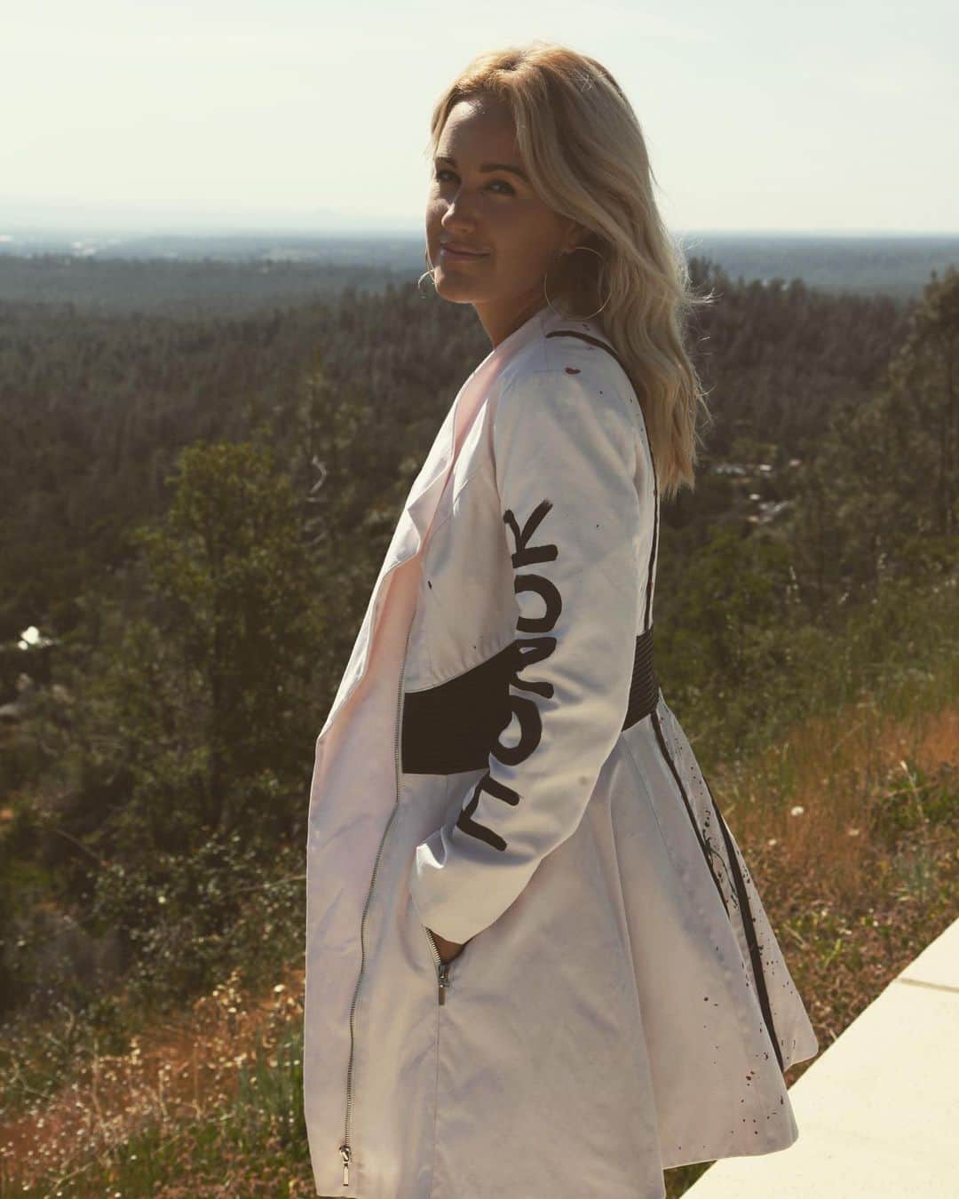 ブリット・ニコルのインスタグラム：「It’s GIVEAWAY time🥳 This is one of my favorite jackets and soon it could be yours!!!  *Here’s how to enter:  -like this post -follow @itsbrittnicole & @shopbrittnicole  -tag 3 friends (unlimited entries!!) -share this post on your story & tag @itsbrittnicole   1 winner will be announced on Saturday, 11/14 @ 7PM PST/9PM CST! You will be contacted directly by @itsbrittnicole & @shopbrittnicole to confirm ❤️💛💚」