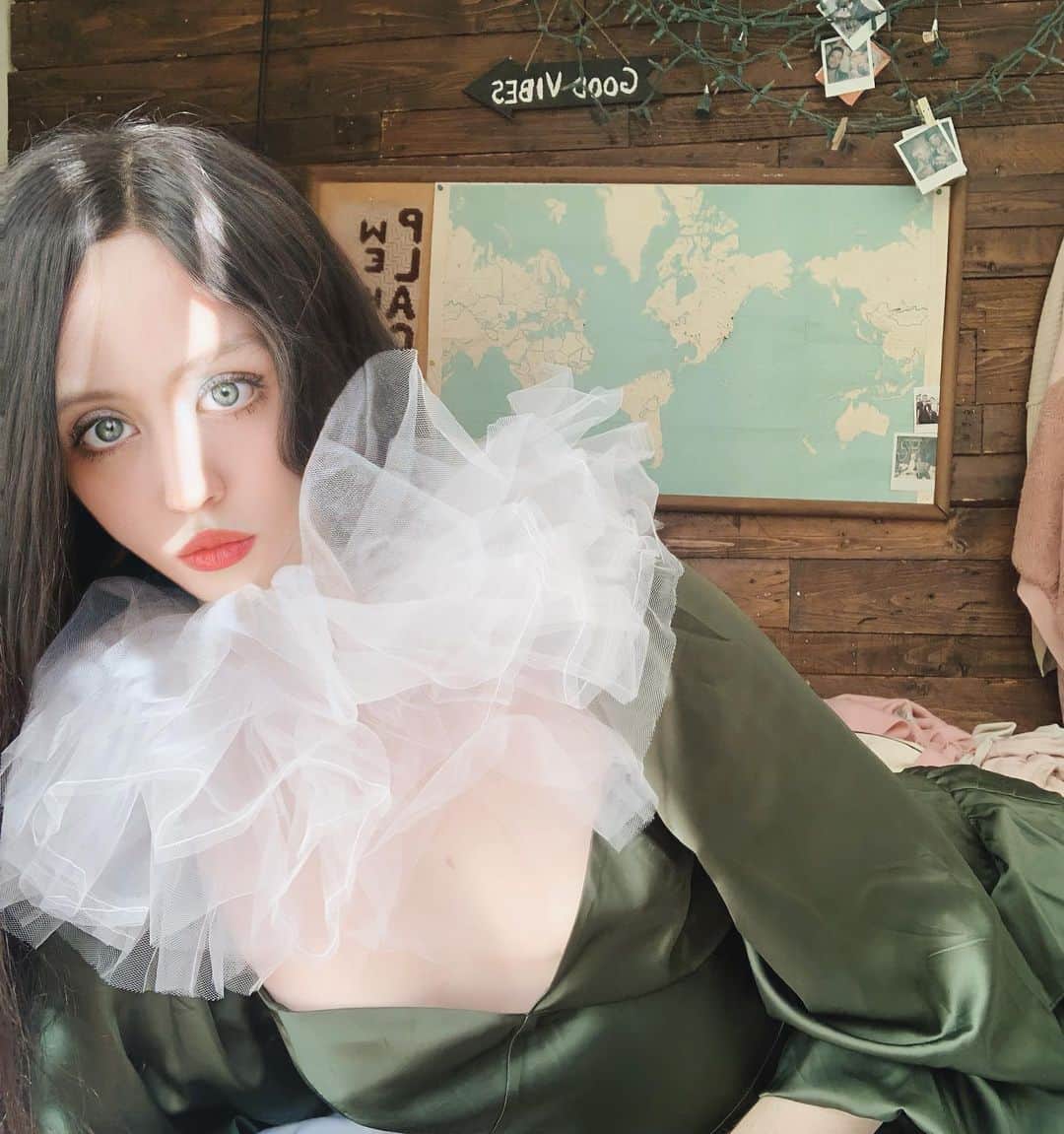 アリソン・ハーバードのインスタグラム：「🎭 @revolve」