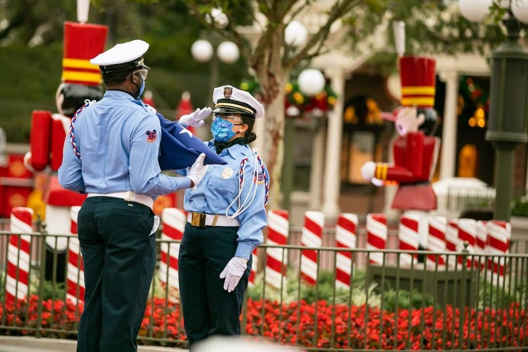 Walt Disney Worldさんのインスタグラム写真 - (Walt Disney WorldInstagram)「In honor of #VeteransDay, we hosted a special flag-raising ceremony at #MagicKingdom Park. See more on the @DisneyParksBlog. 🇺🇸」11月12日 7時50分 - waltdisneyworld