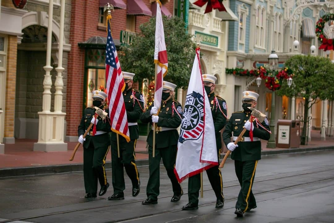 Walt Disney Worldさんのインスタグラム写真 - (Walt Disney WorldInstagram)「In honor of #VeteransDay, we hosted a special flag-raising ceremony at #MagicKingdom Park. See more on the @DisneyParksBlog. 🇺🇸」11月12日 7時50分 - waltdisneyworld