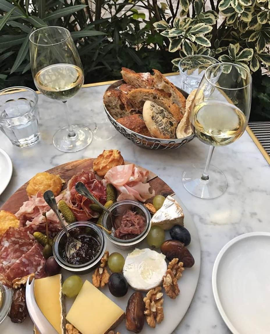 ブルーライフさんのインスタグラム写真 - (ブルーライフInstagram)「Yes plz✨ tag your wine + cheese buddy 😍🤤 #shopplanetblue」11月12日 7時51分 - shopplanetblue