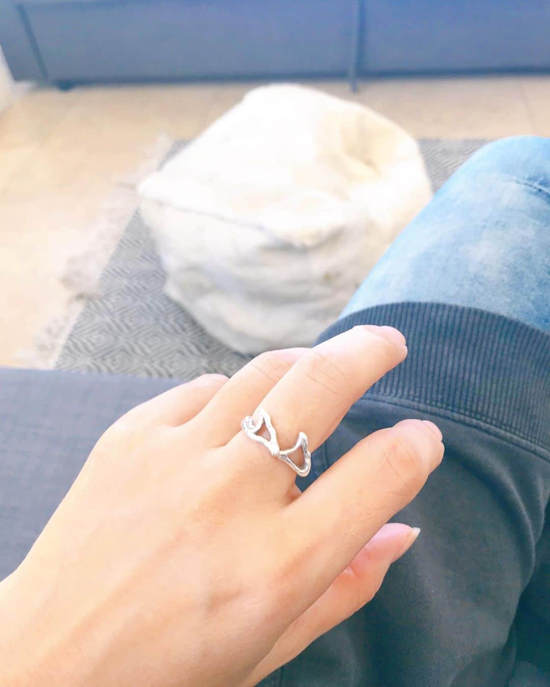 のインスタグラム：「㇋波RING®️ 波と波を重ねたり🏄‍♂️広げたり✨  BLUERが作るオーダーメイドジュエリーはすべて職人が思いを込め、技術をもって作られます。  フリーサイズですが、あなたのサイズに合わせた状態でお届けしています🥰備考欄に通常着用サイズを記載してくださいね✏️ ﻿ ¥17,050 （税込　送料無料） ﻿ 🌐BLUER オンラインショップ販売中﻿ @bluer.tokyo URLから 🔗 ﻿ http://www.bluer.tokyo/?pid=115356101  ﻿💓クリスマス🎄向けのお届けは12/13（日）オーダー最終日です ﻿ #純度95.8%﻿﻿ #ブリタニアシルバー #アウトドア﻿ #サーフィン﻿ #キャンプ﻿ #シルバージュエリー﻿ #bluerco ﻿ #teambluer」