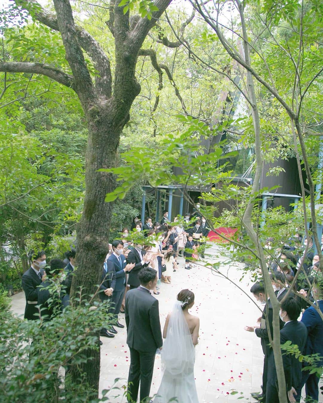 迎賓館さんのインスタグラム写真 - (迎賓館Instagram)「. . . 自然溢れるチャペルで 大好きなゲストに囲まれて  #フラワーシャワー  #千里の森 #大阪で叶うリゾートウェディング  #吹田　#北摂 #2021春婚 #2021夏婚 #2021秋婚 #森の中の結婚式 #北摂の結婚式場 #万博公園にある結婚式場  #ghk花嫁 #万博迎賓館 #万博記念公園 #大阪プレ花嫁  #迎賓館wedding #weddingstyling  #結婚式のチカラ2020  #心がふるえる最幸の1日を」11月12日 7時56分 - geihinkan1970