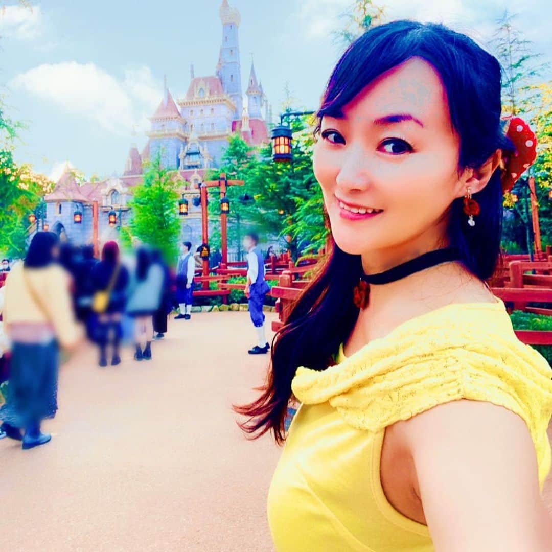 鈴木あさみのインスタグラム：「夢が叶った🌹❣️  🌹美女と野獣 魔法のものがたり🌹  乗ることができました！  ビースト城の中に入ることができました！2枚目以降はビースト城の中の写真&動画です。  美女と野獣が大好きだから、乗りたくて、乗りたくて🌹🙇‍♀️  新エリアオープン直後に、やっととれたチケット。でも前回は落選…😂  諦めずに、またチャレンジ出来てよかった！  とにかく想像以上❣️すごかった！感動❣️  映画の世界にどっぷり入れます♡  ミュージカルを見ているよう！まるで自分がベルになった気分🌹  海外ディズニーも含めて、ディズニーのアトラクションの中で、だんとつNo.1🌹❣️  大大好きになりました🌹❣️  おばあちゃんになっても、ずっとずっと乗りたい❗️  まだ行かれたことない方は諦めずに、当選するまで、ぜひ！チャレンジしてほしいです♡」